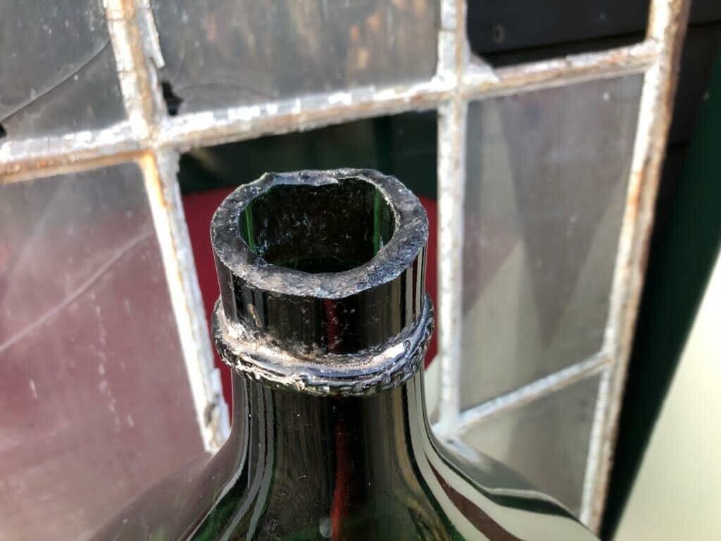 Handgeblazen groene fles met afgeslagen hals - Brocante bij Ingie