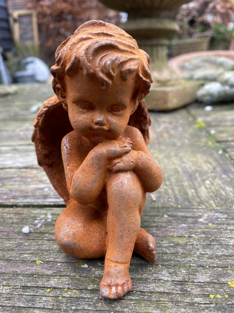 Lief klein engeltje van gietijzer - hoofd op knietjes - Brocante bij Ingie