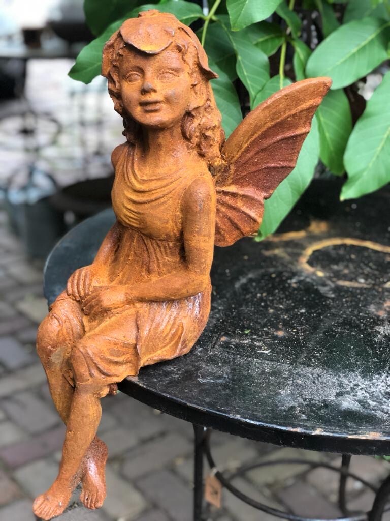 Zittende engel van gietijzer - Brocante bij Ingie