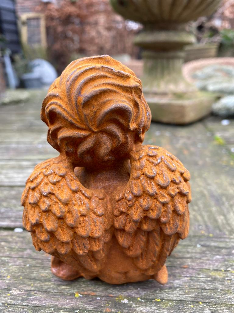 Lief klein engeltje van gietijzer - hoofd in handjes - Brocante bij Ingie