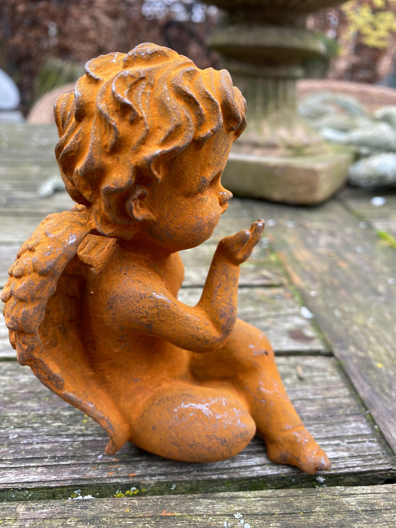 Lief klein engeltje van gietijzer - geeft kus in handje - Brocante bij Ingie