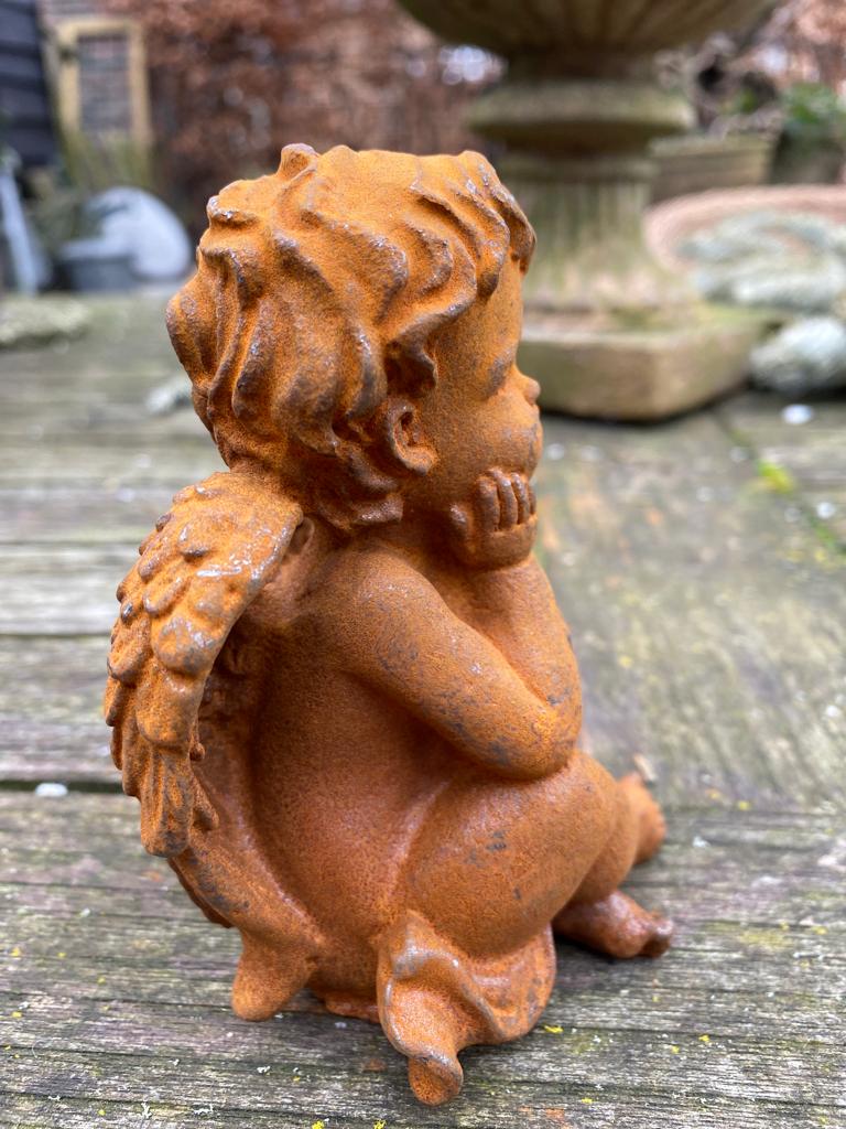 Lief klein engeltje van gietijzer - hoofd in handjes - Brocante bij Ingie