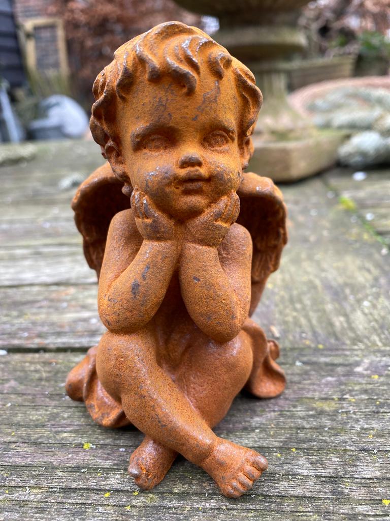 Lief klein engeltje van gietijzer - hoofd in handjes - Brocante bij Ingie