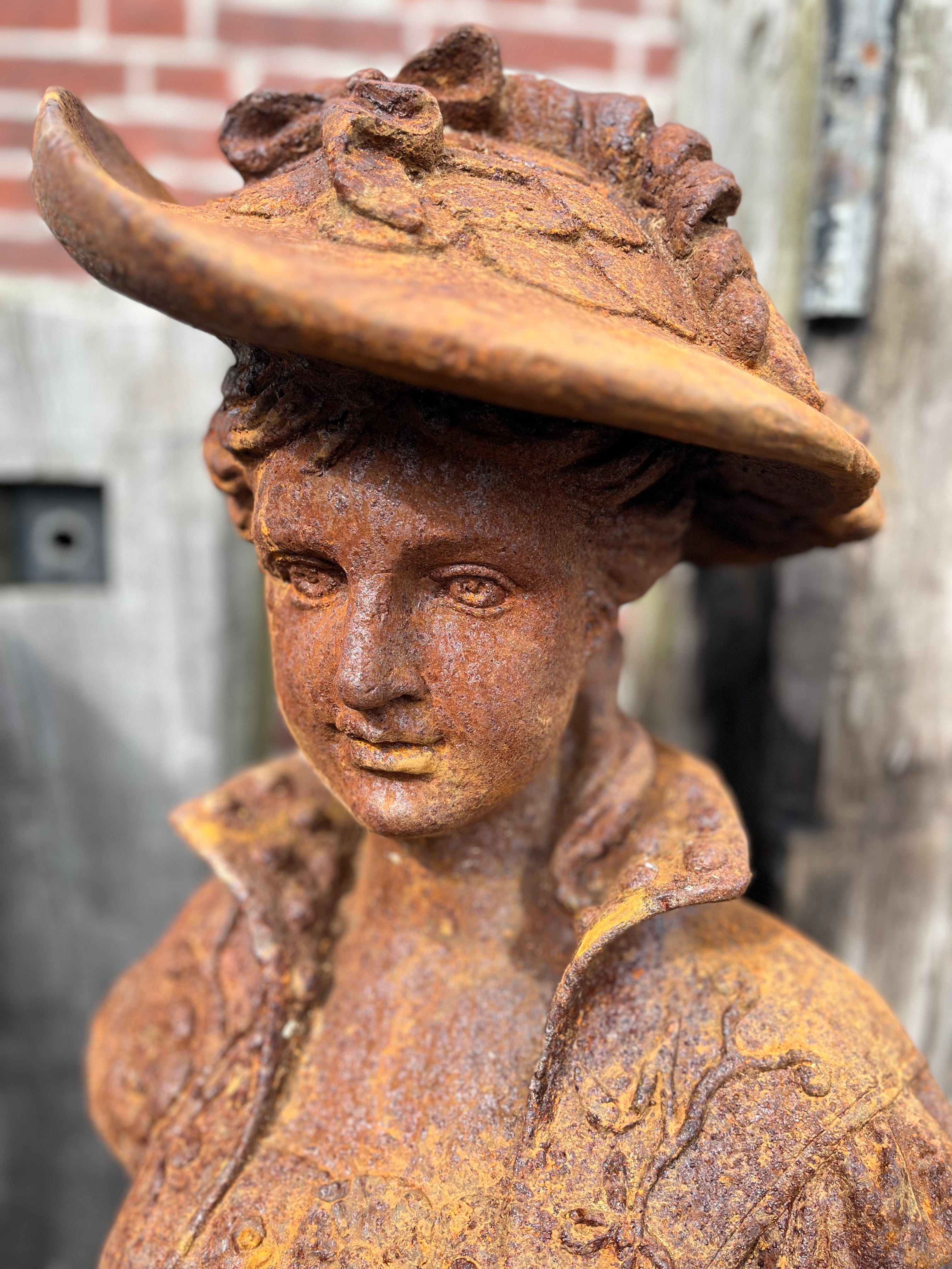 Gietijzeren buste van chique dame met hoed - Brocante bij Ingie