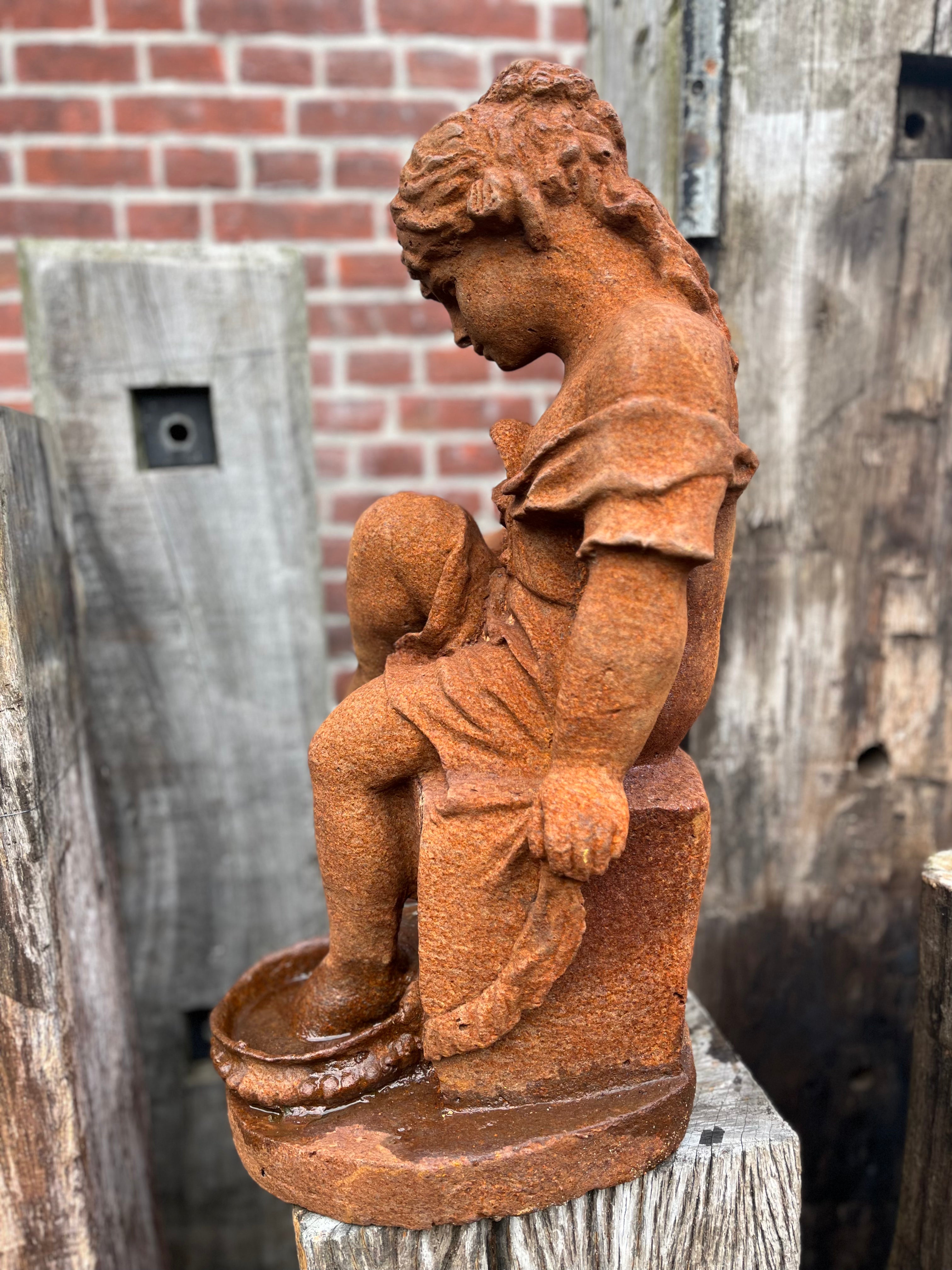 Gietijzeren beeld van kind met voetenbadje - Brocante bij Ingie