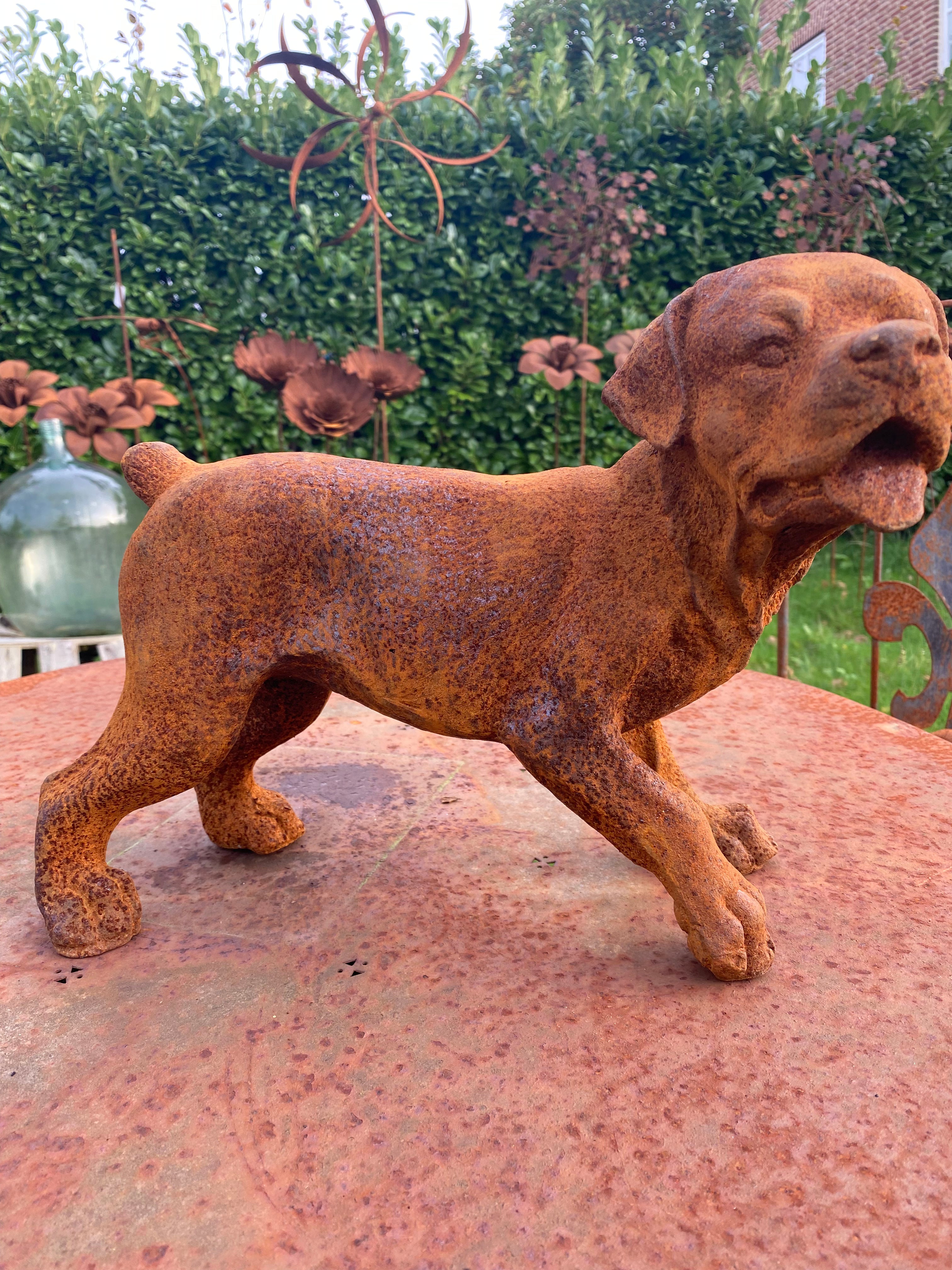 hond van gietijzer met tong uit de bek - Brocante bij Ingie