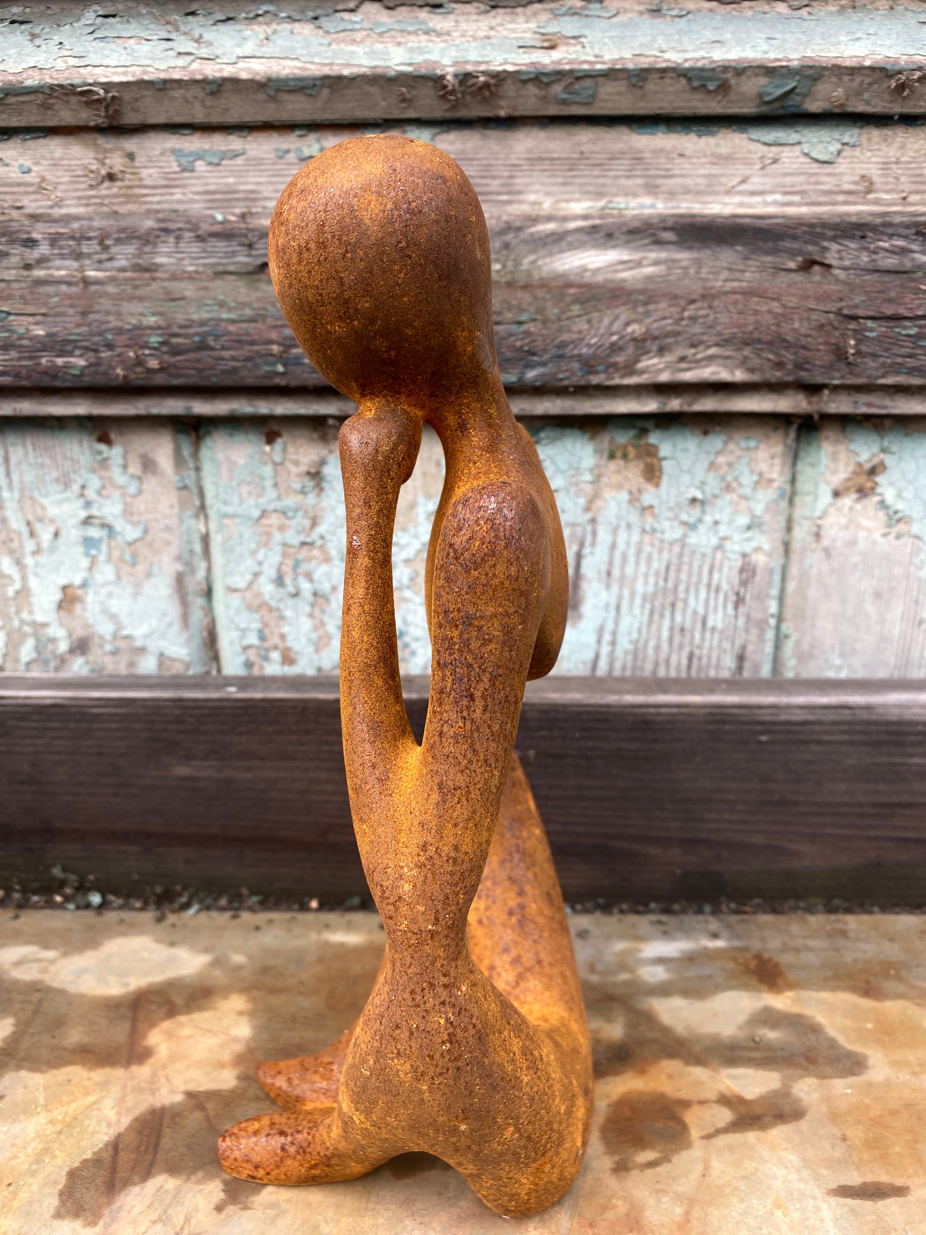 Prachtig abstract beeldje van gietijzer "hand op knie" - Brocante bij Ingie