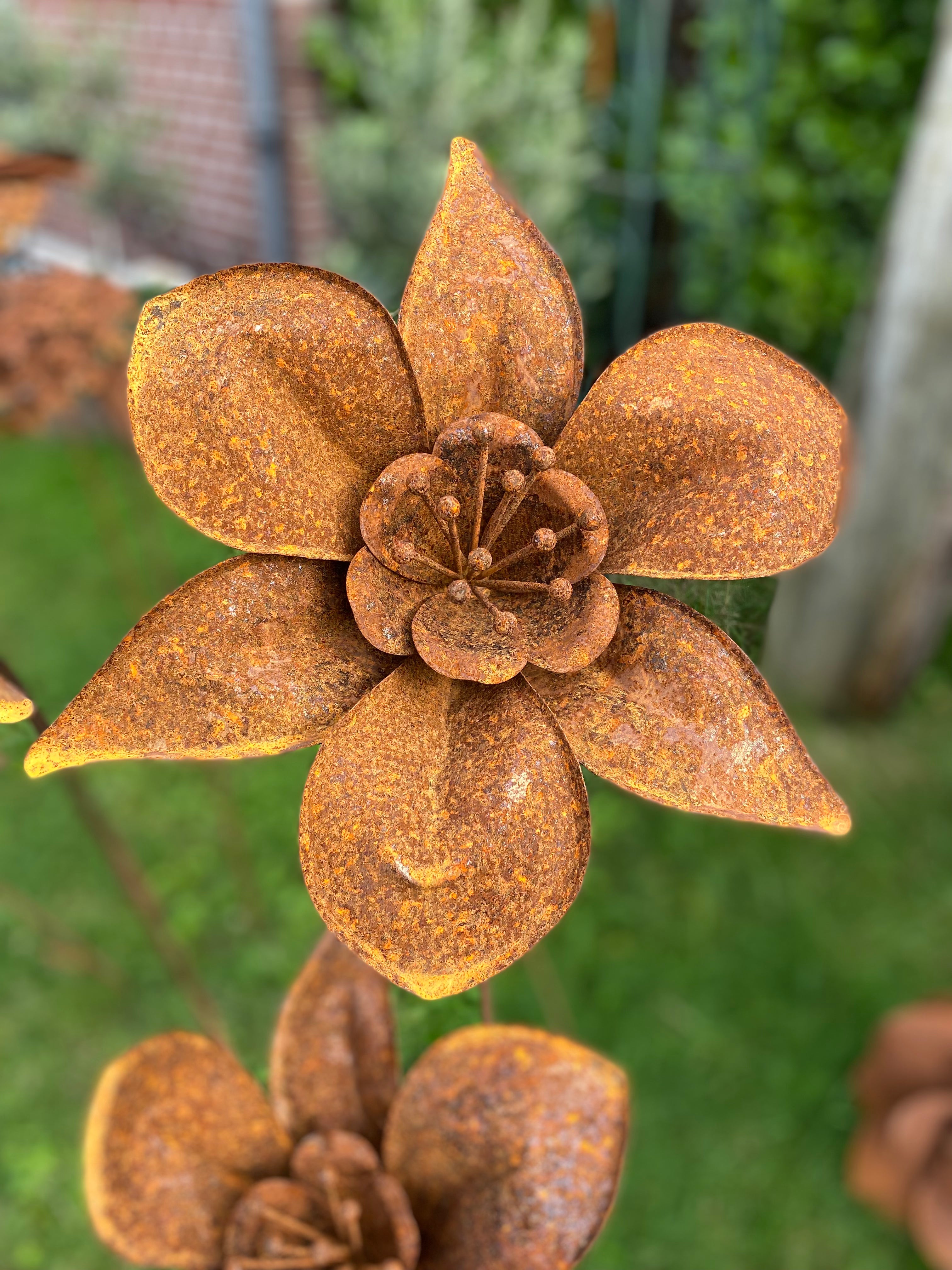 Roestbloem Indische Lelie op tuinsteker - Brocante bij Ingie