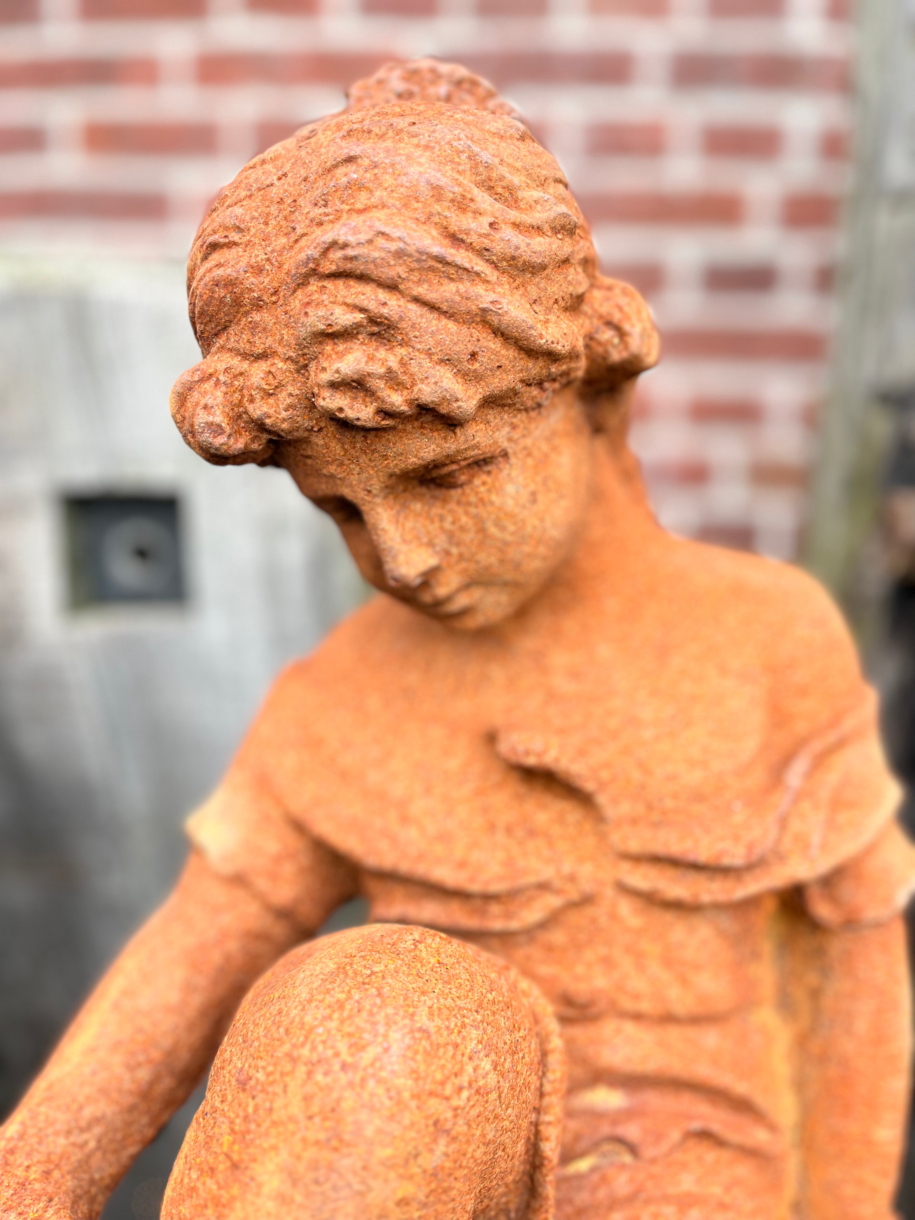 Gietijzeren beeld van kind met voetenbadje - Brocante bij Ingie