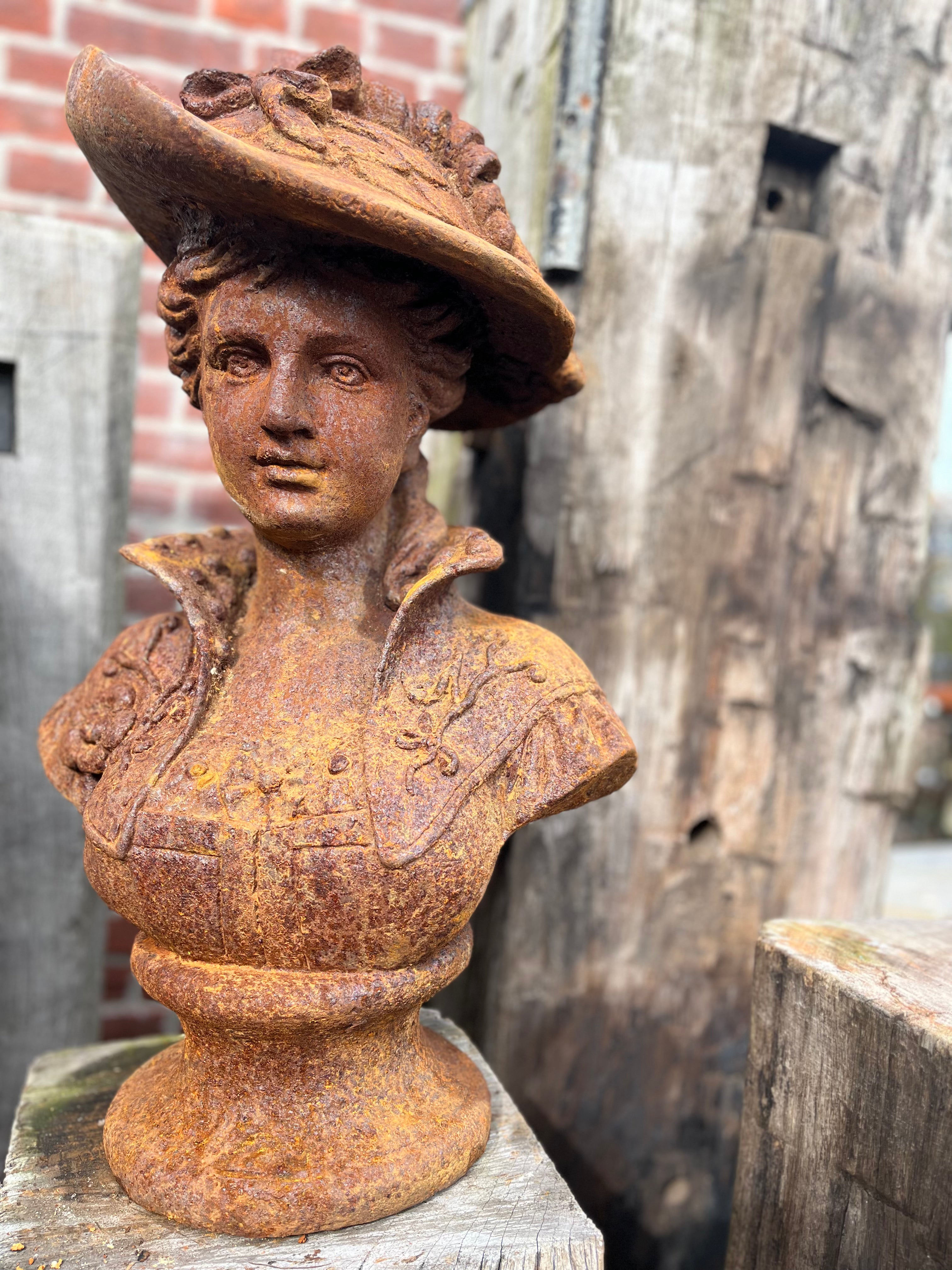 Gietijzeren buste van chique dame met hoed - Brocante bij Ingie