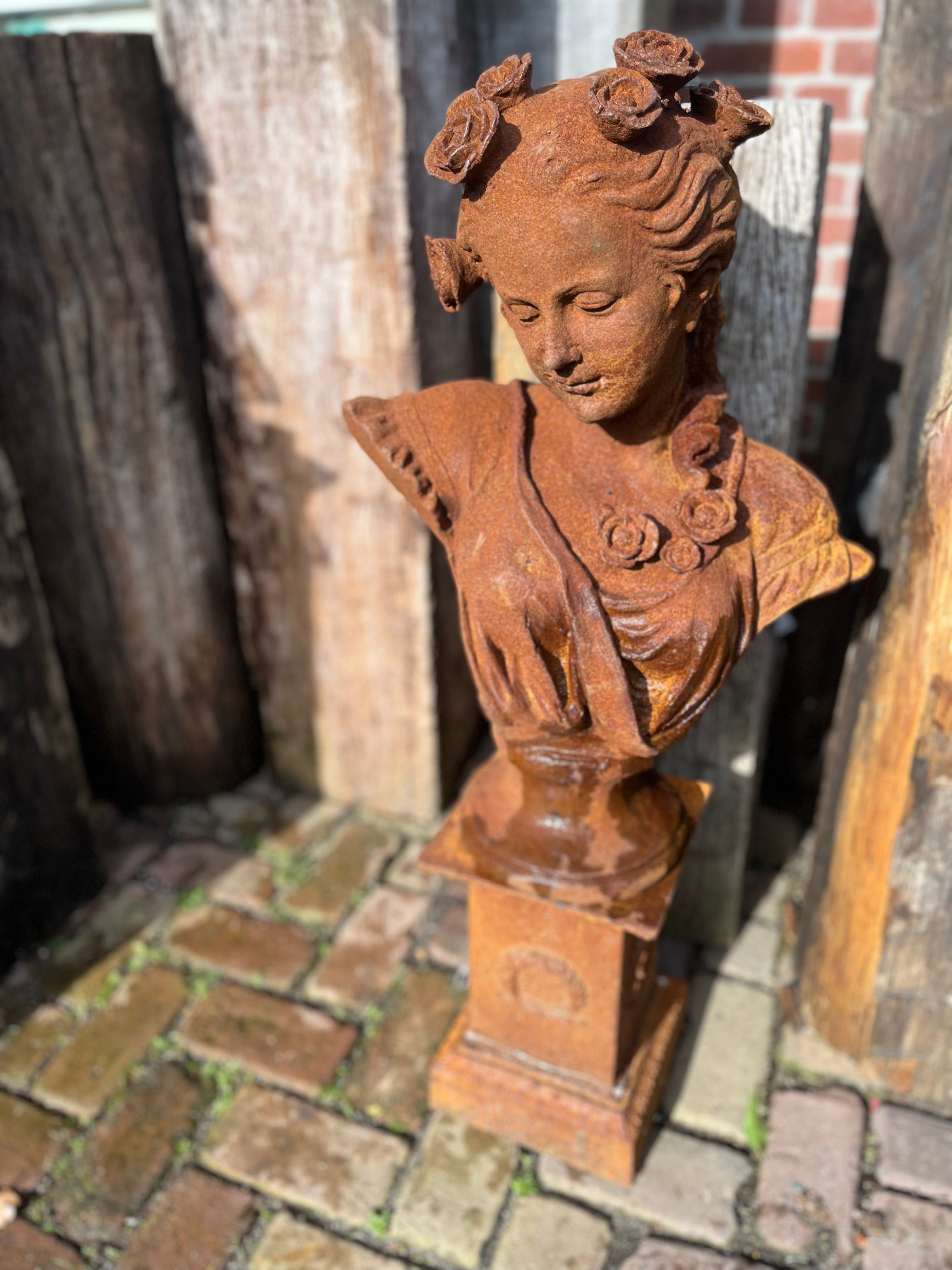 Gietijzeren buste van dame met rozen in het haar - Brocante bij Ingie