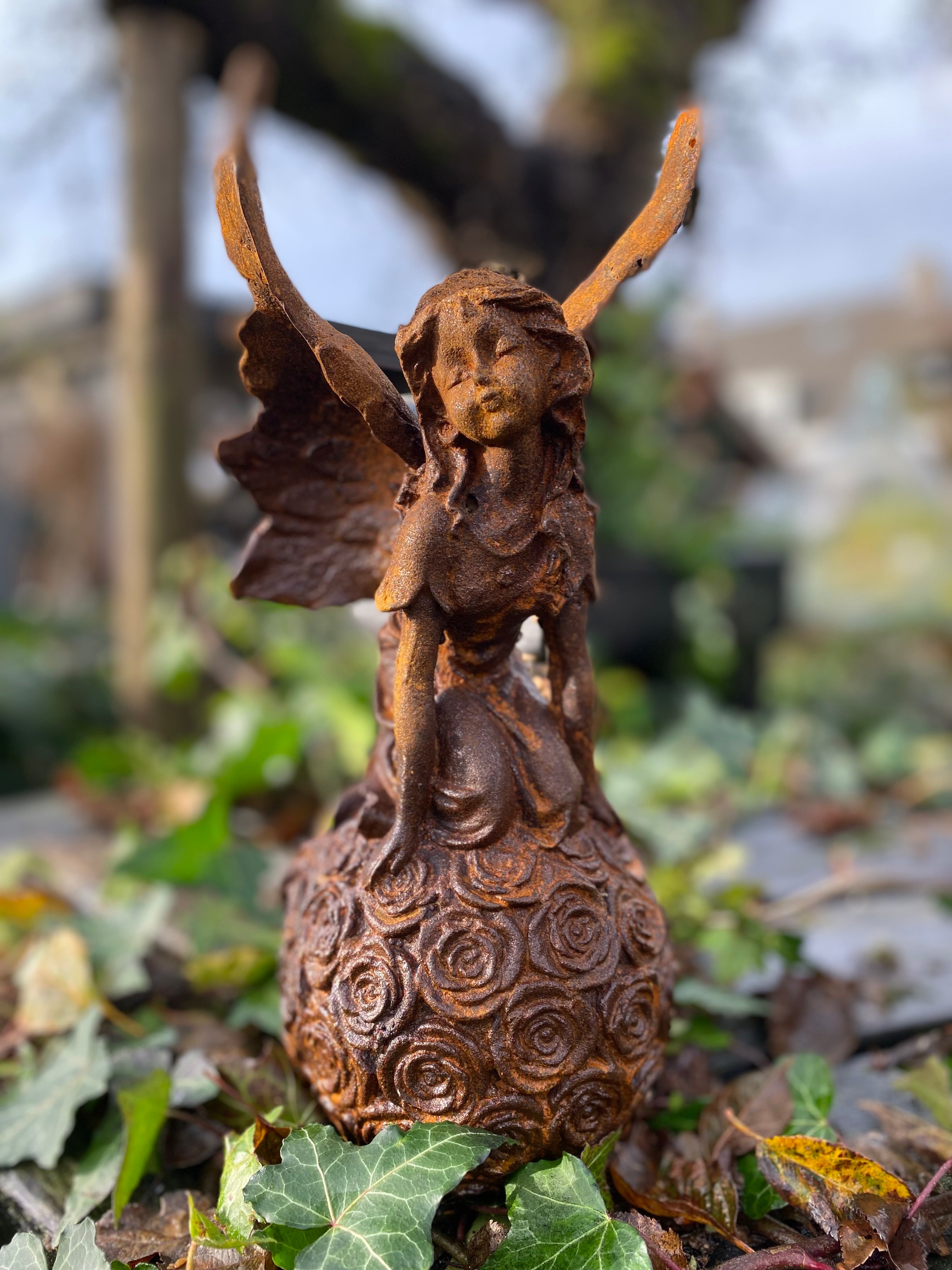Gietijzeren engel elf zittend op knietjes op bloembol - Brocante bij Ingie