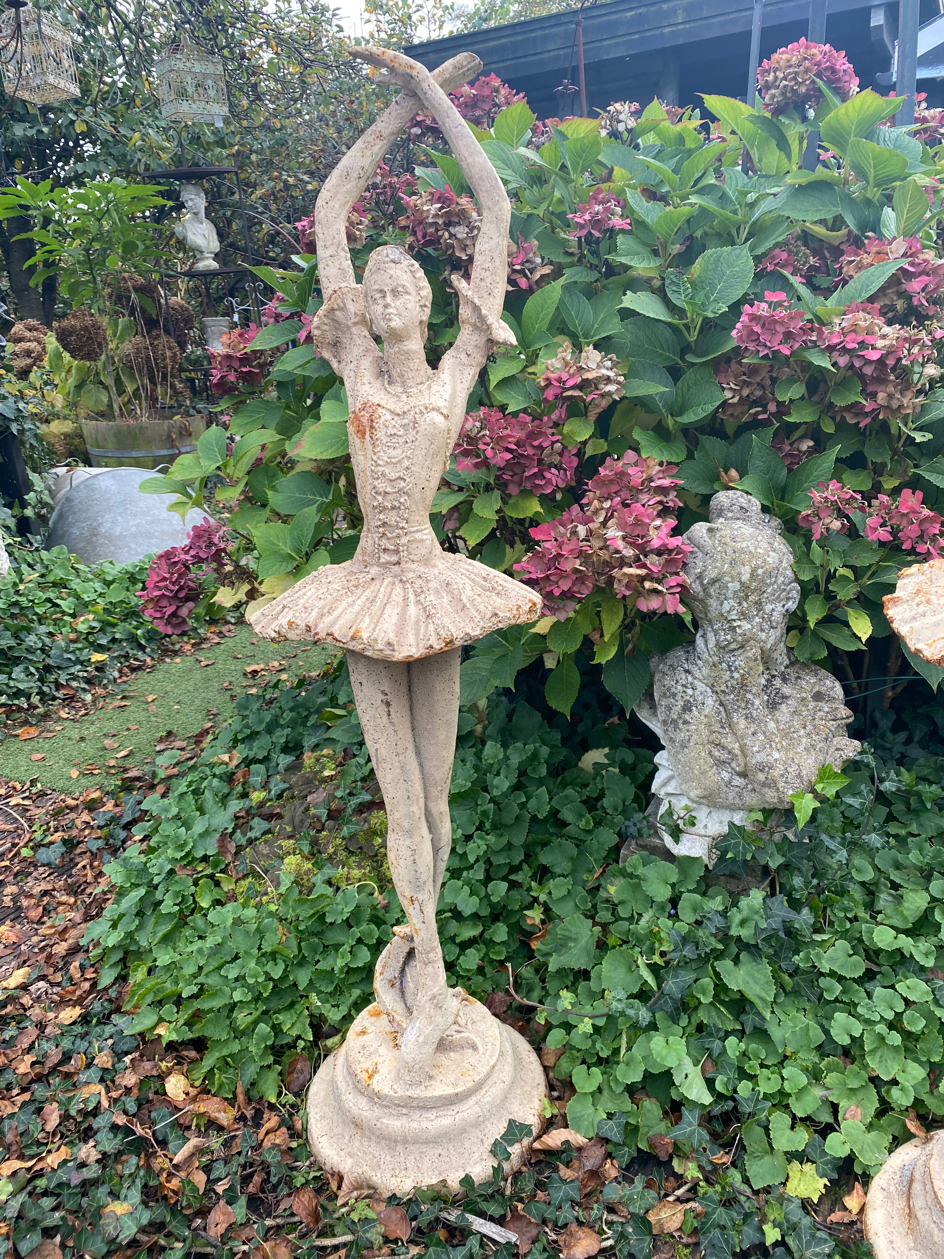 Grote ballerina rechtop staand van gietijzer in wit/roest - Brocante bij Ingie