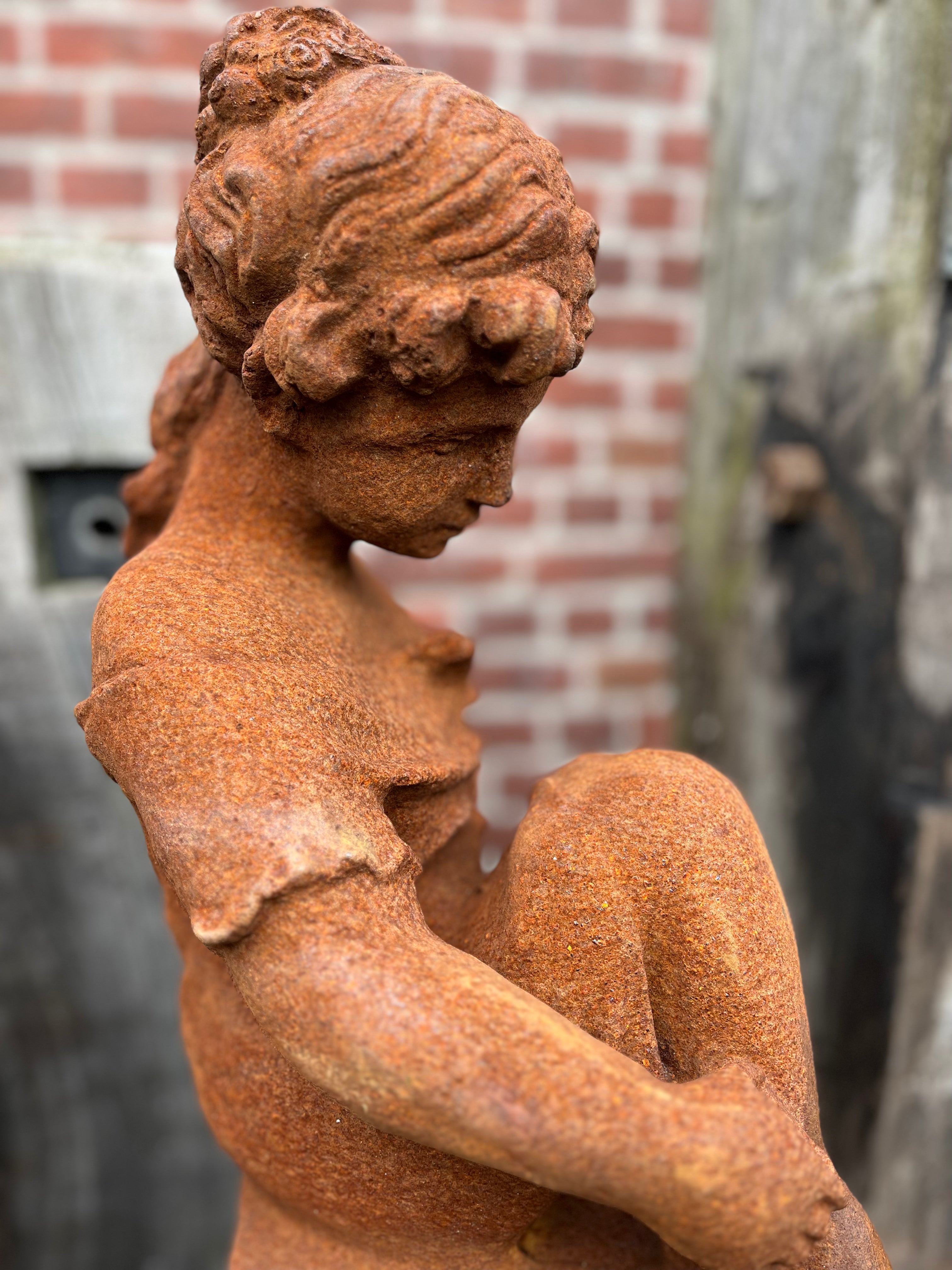 Gietijzeren beeld van kind met voetenbadje - Brocante bij Ingie