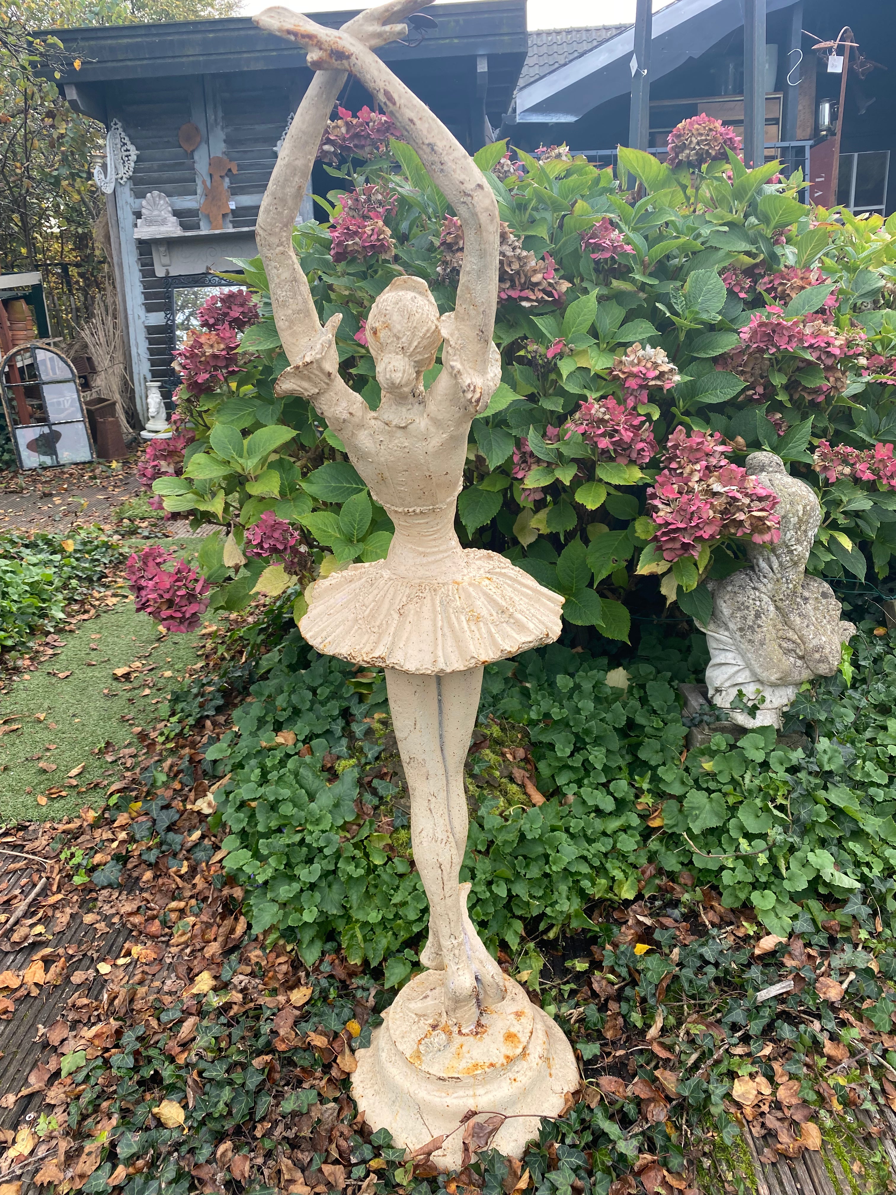 Grote ballerina rechtop staand van gietijzer in wit/roest - Brocante bij Ingie