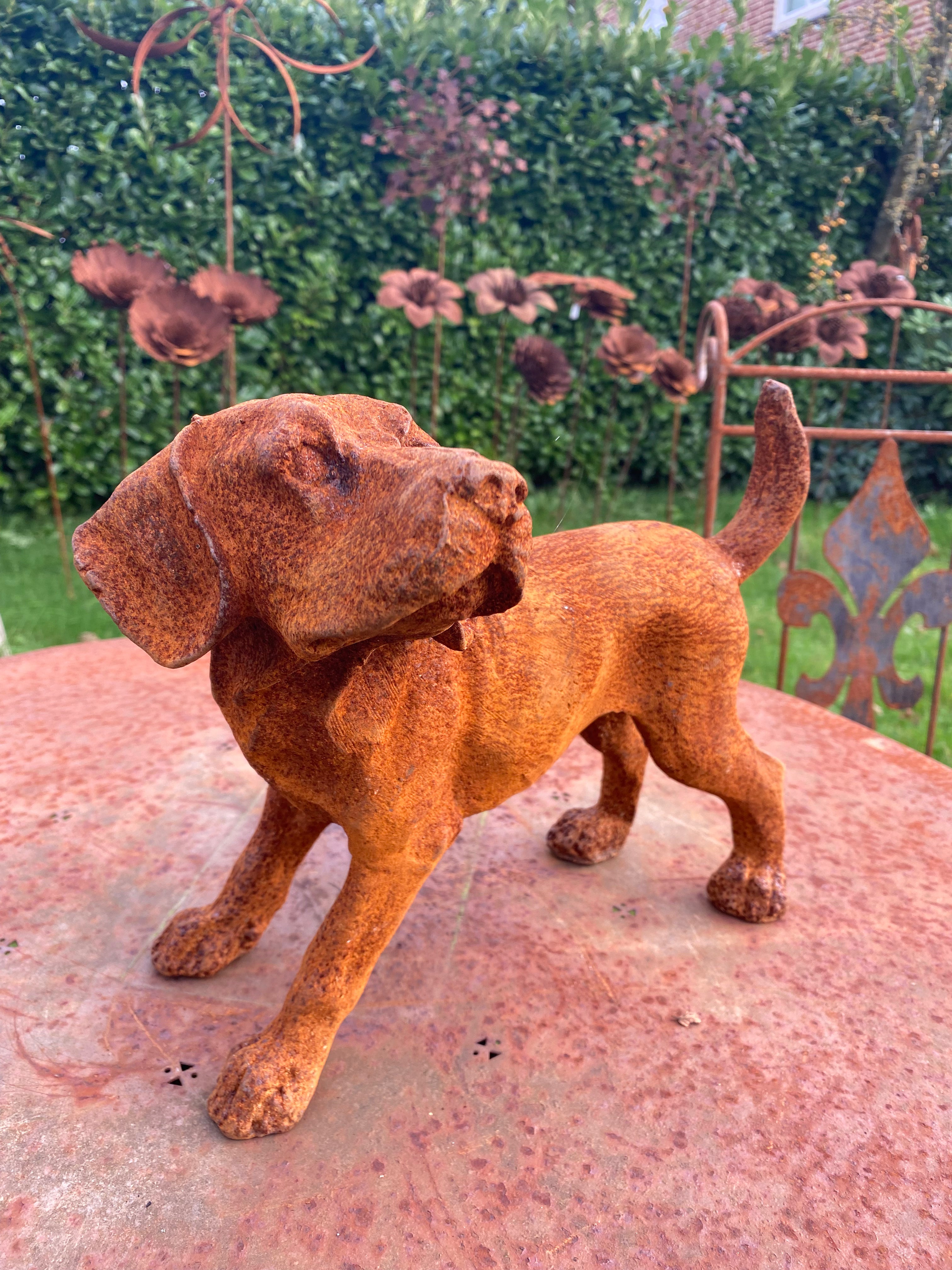 hond van gietijzer staartje omhoog - Brocante bij Ingie