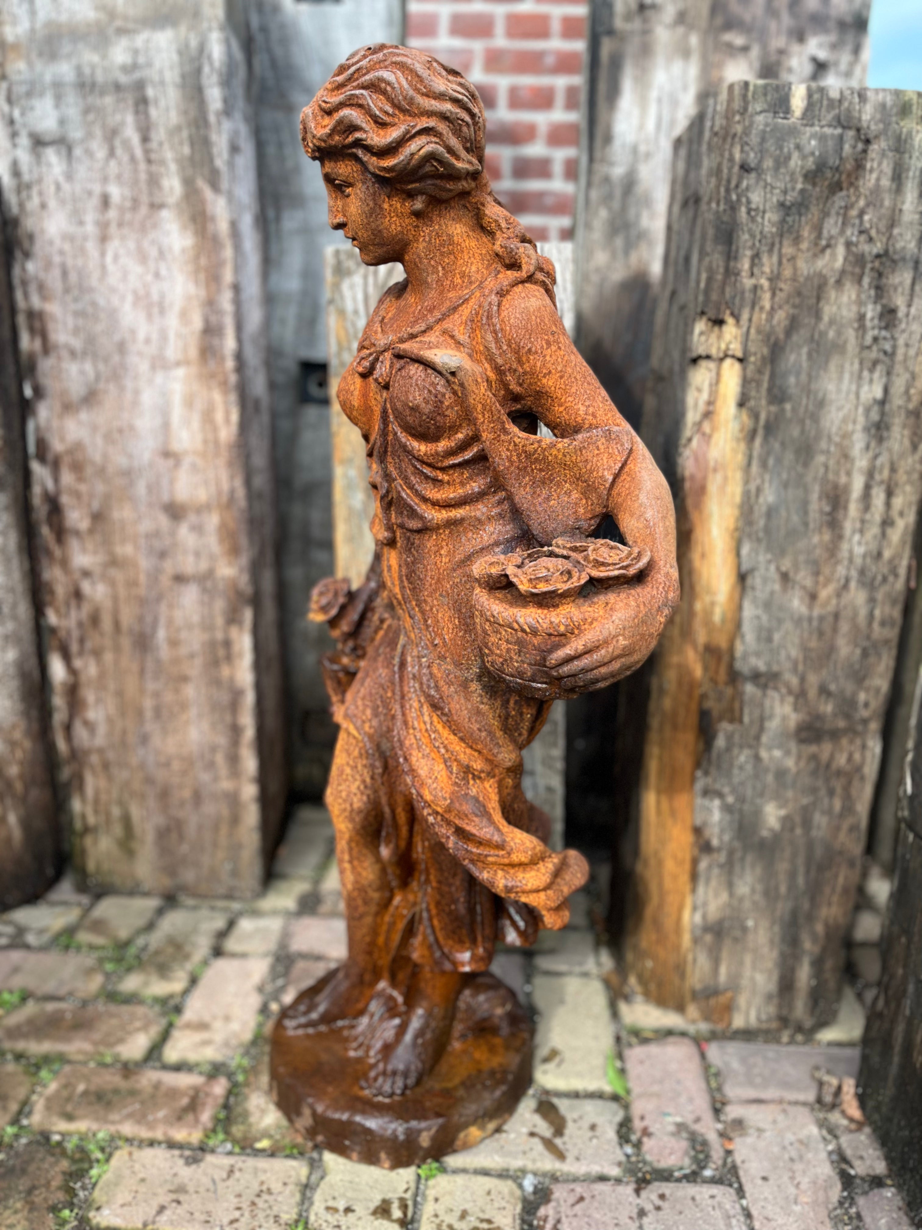 Gietijzeren vrouw met mand - Brocante bij Ingie