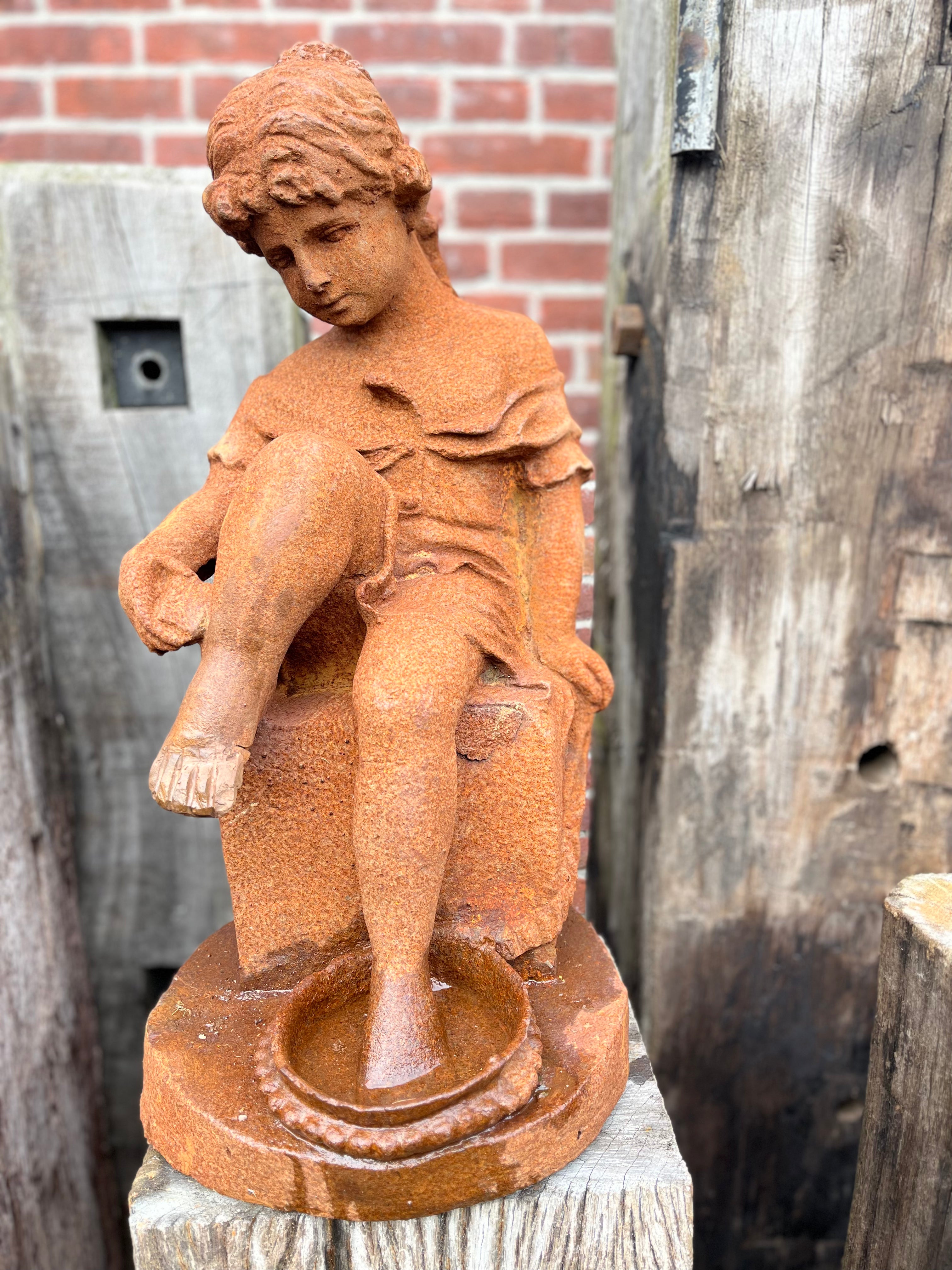 Gietijzeren beeld van kind met voetenbadje - Brocante bij Ingie
