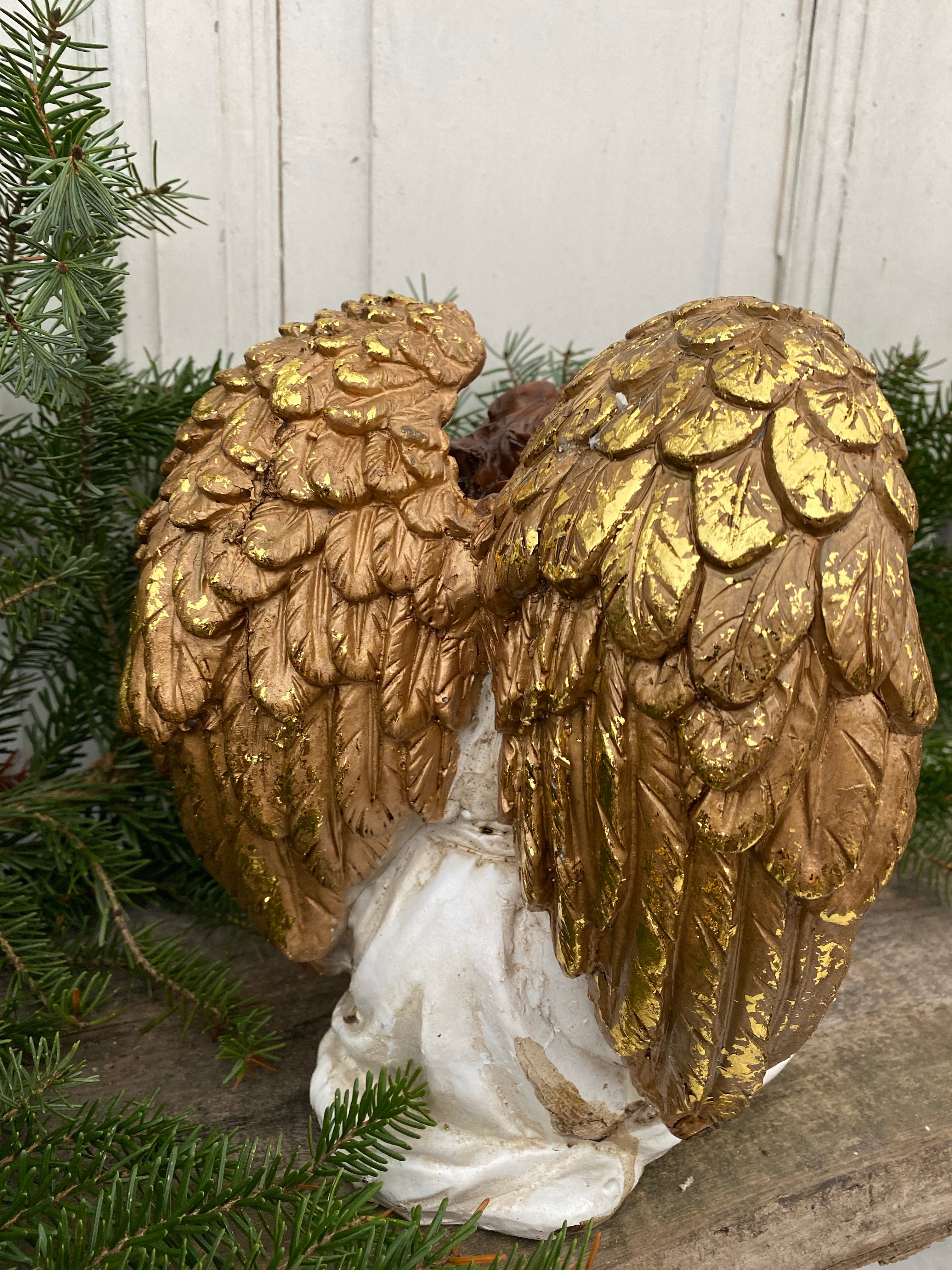 Prachtige kleine engel met gouden vleugels van polystone - Brocante bij Ingie
