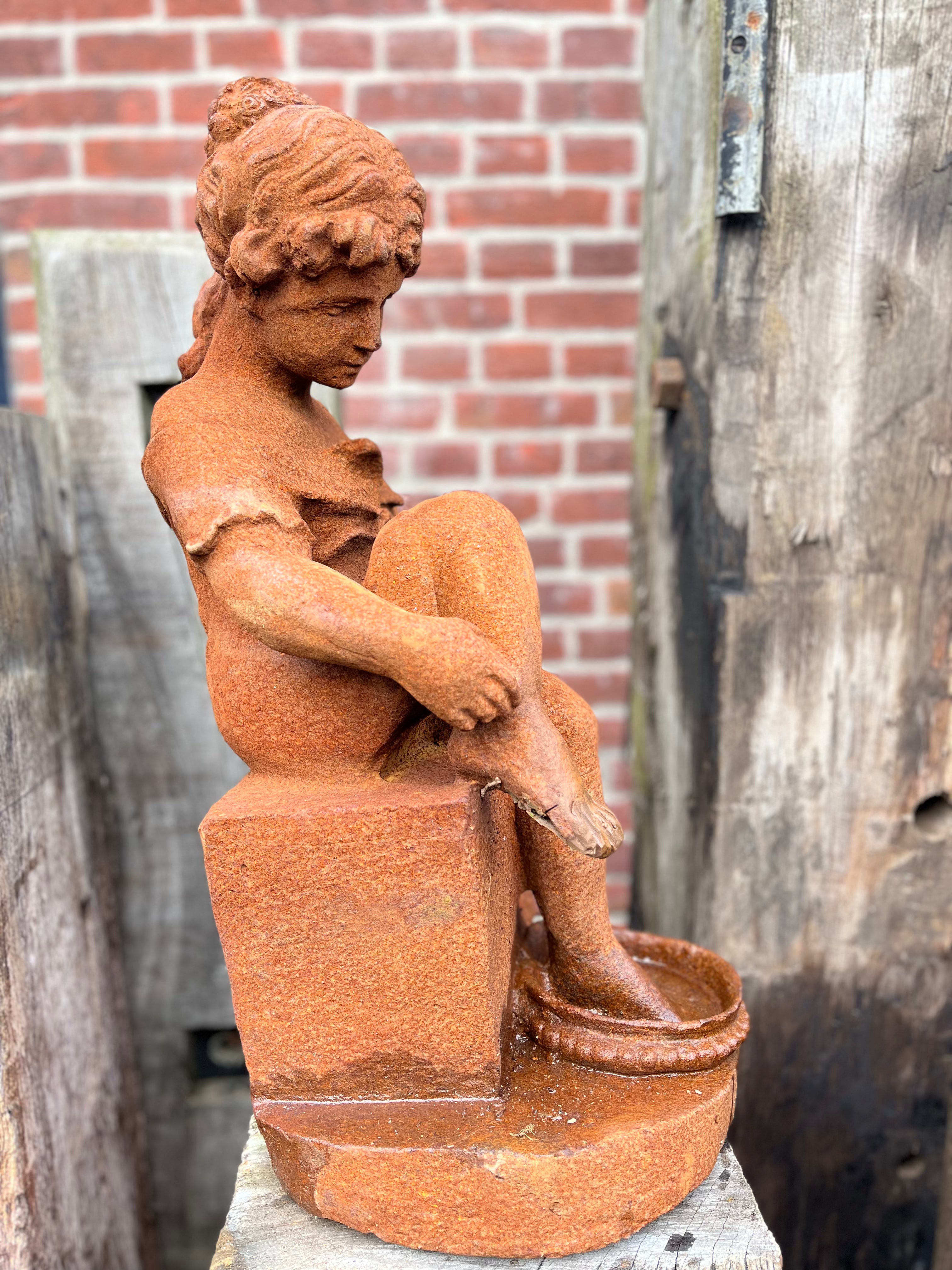 Gietijzeren beeld van kind met voetenbadje - Brocante bij Ingie
