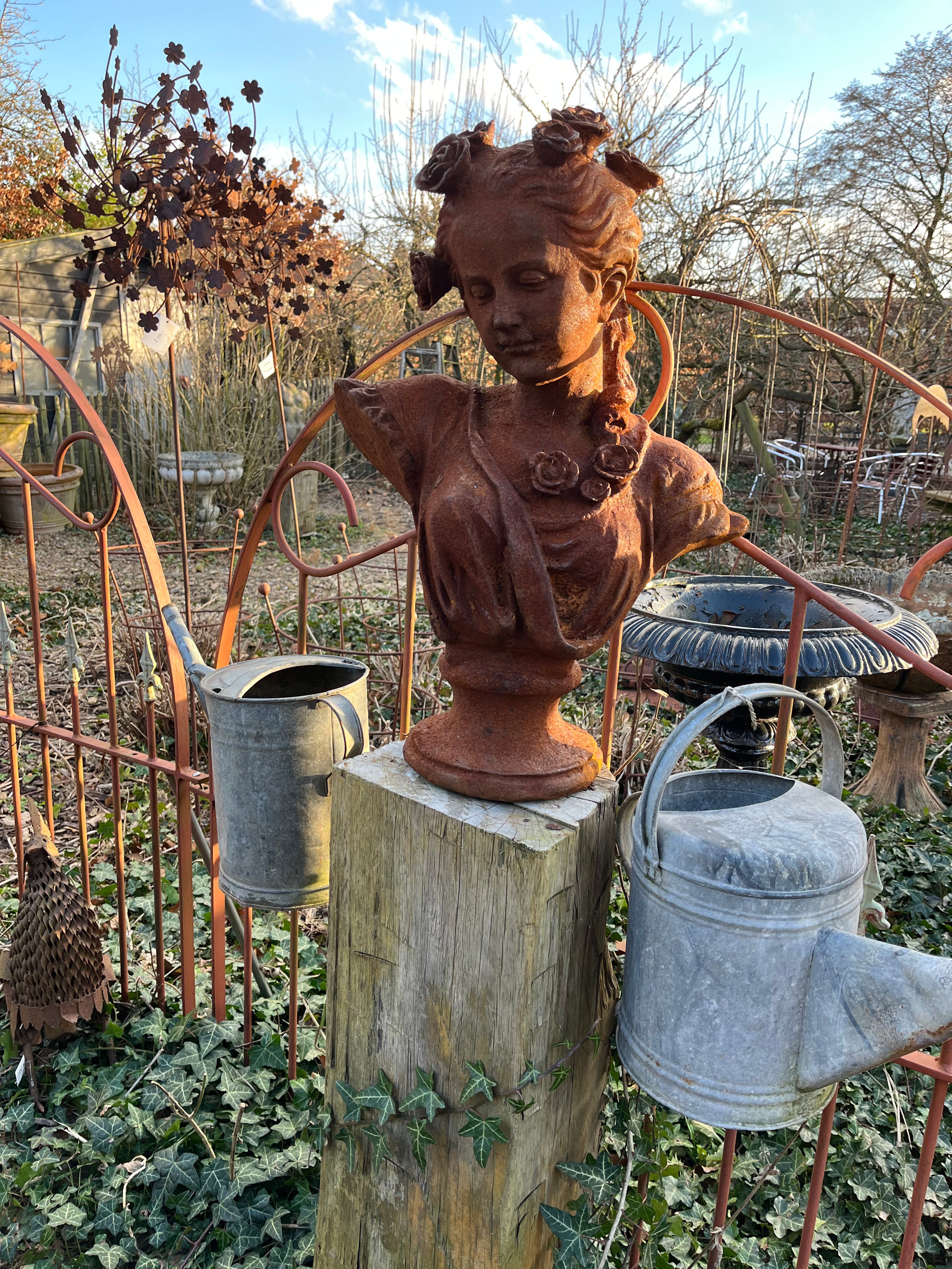 Gietijzeren buste van dame met rozen in het haar - Brocante bij Ingie