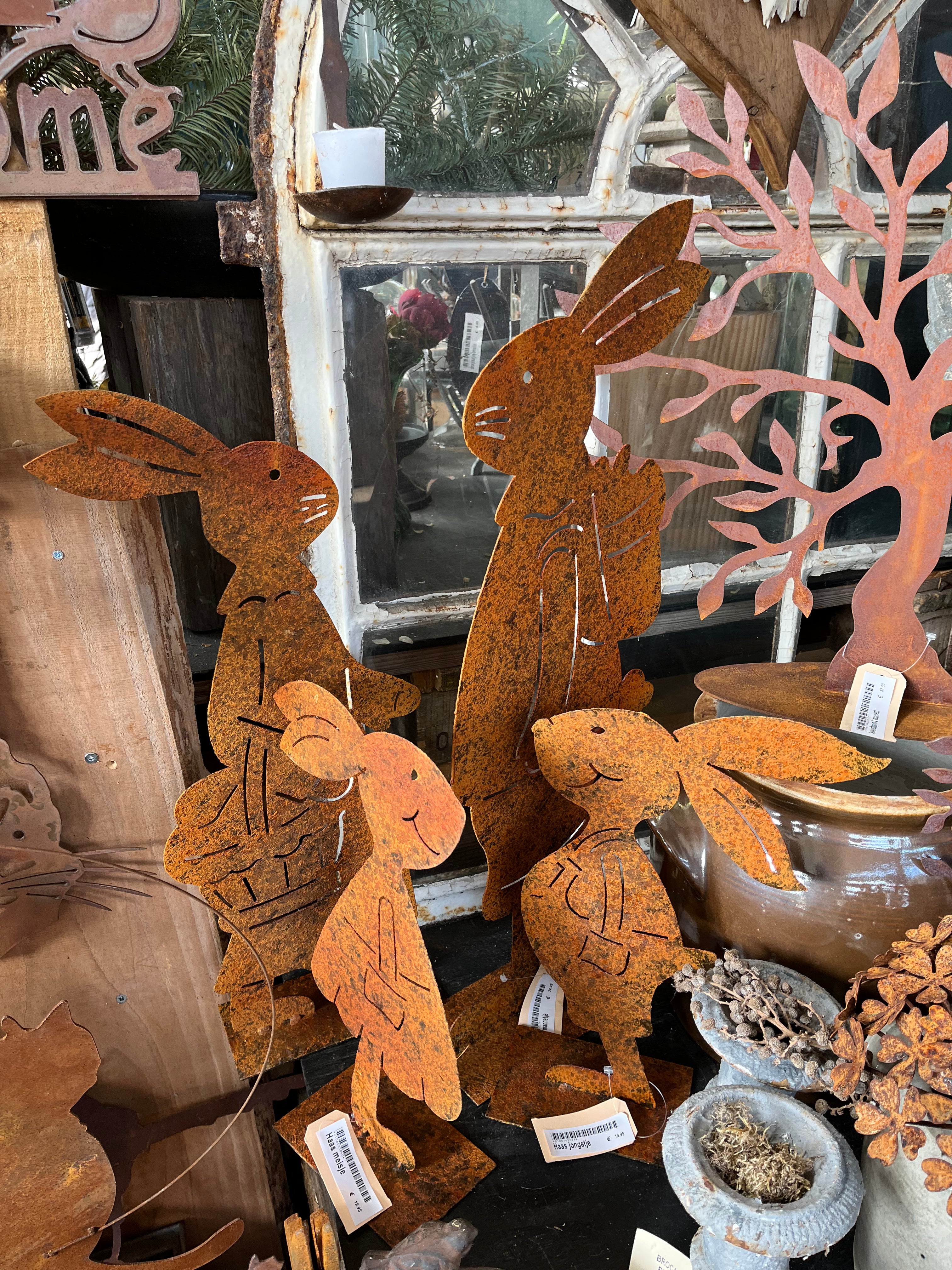 Set van vrolijke hazen familie van metaal roestkleur op plaat - Brocante bij Ingie