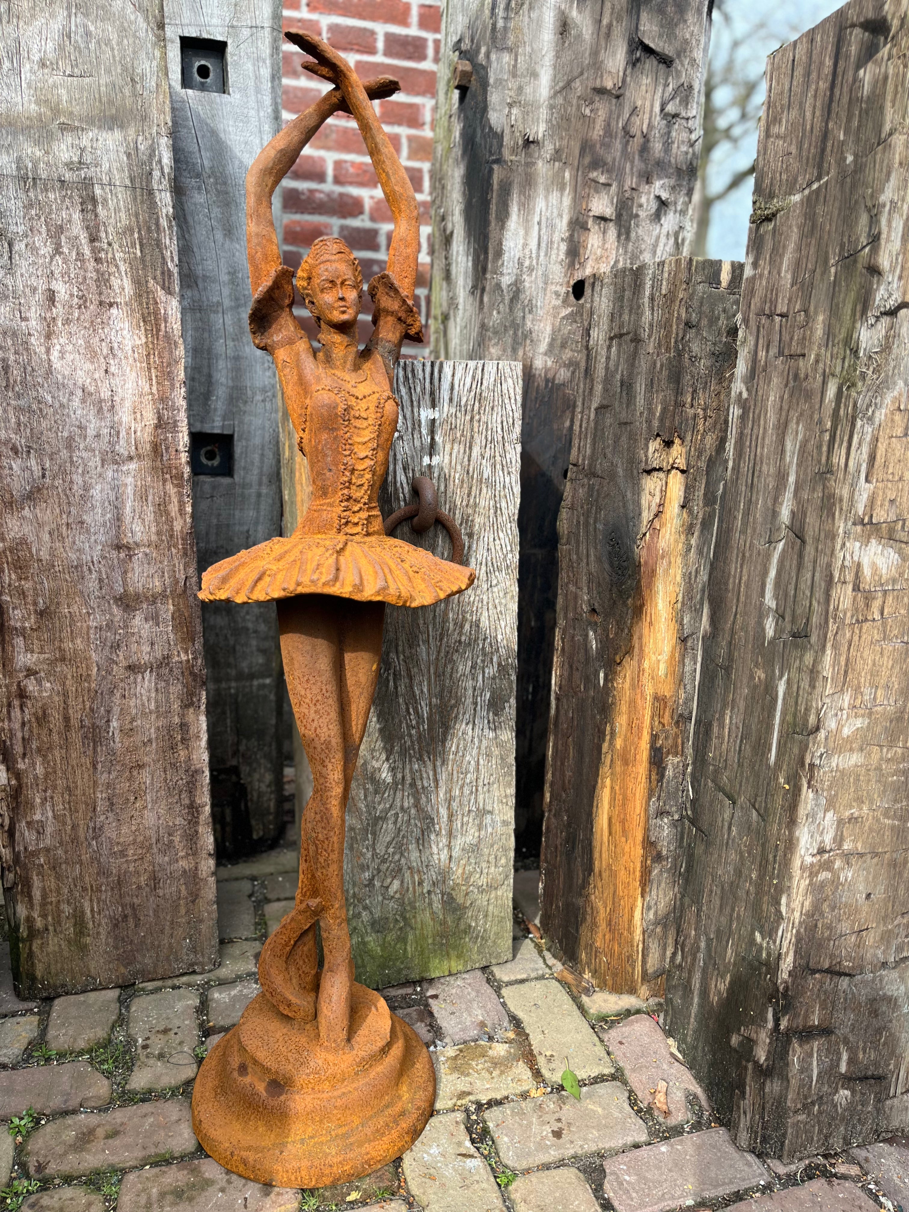 Grote ballerina rechtop staand van gietijzer in roest kleur - Brocante bij Ingie