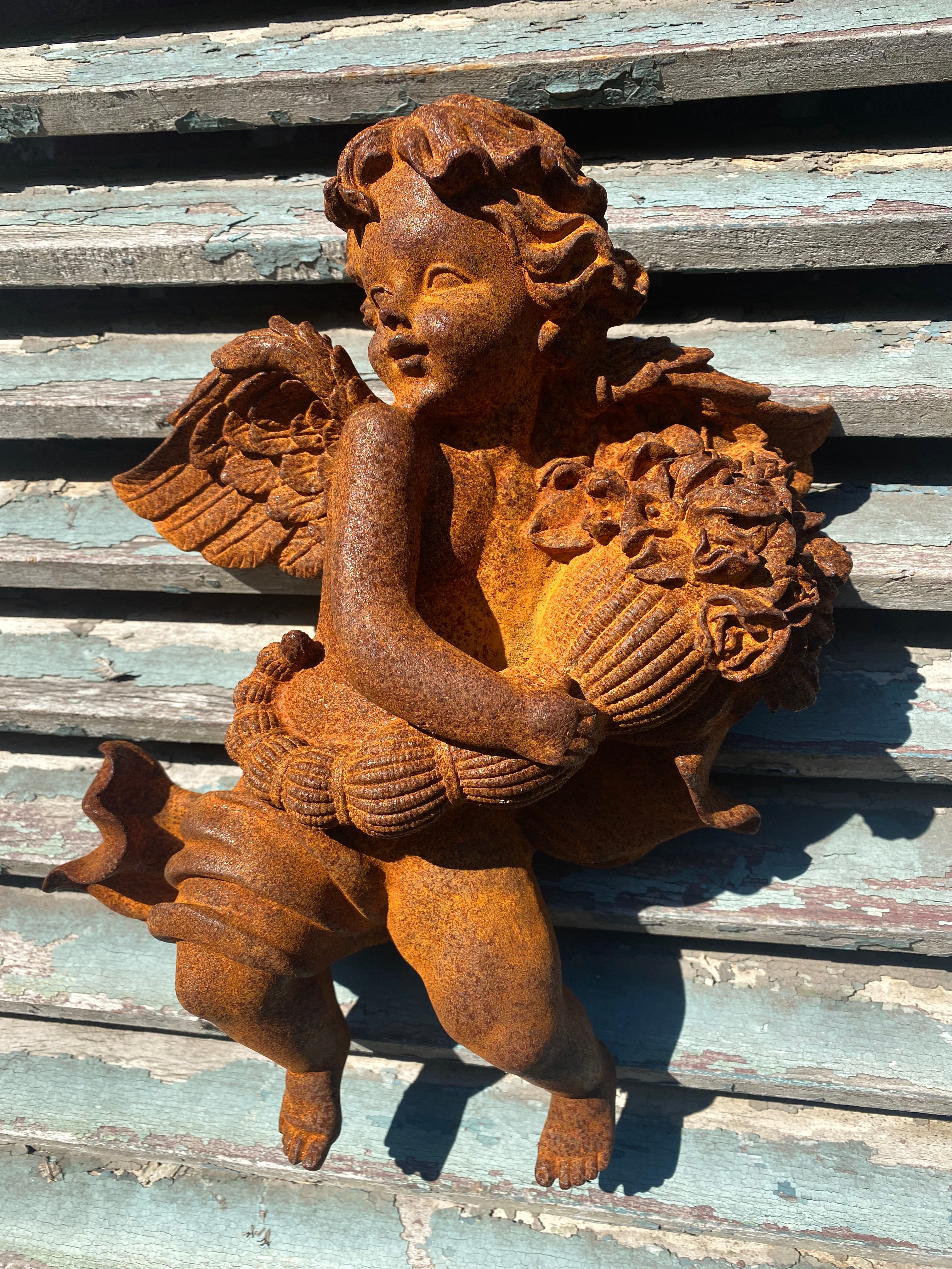 wandornament engeltje gietijzer kijkt naar links - Brocante bij Ingie