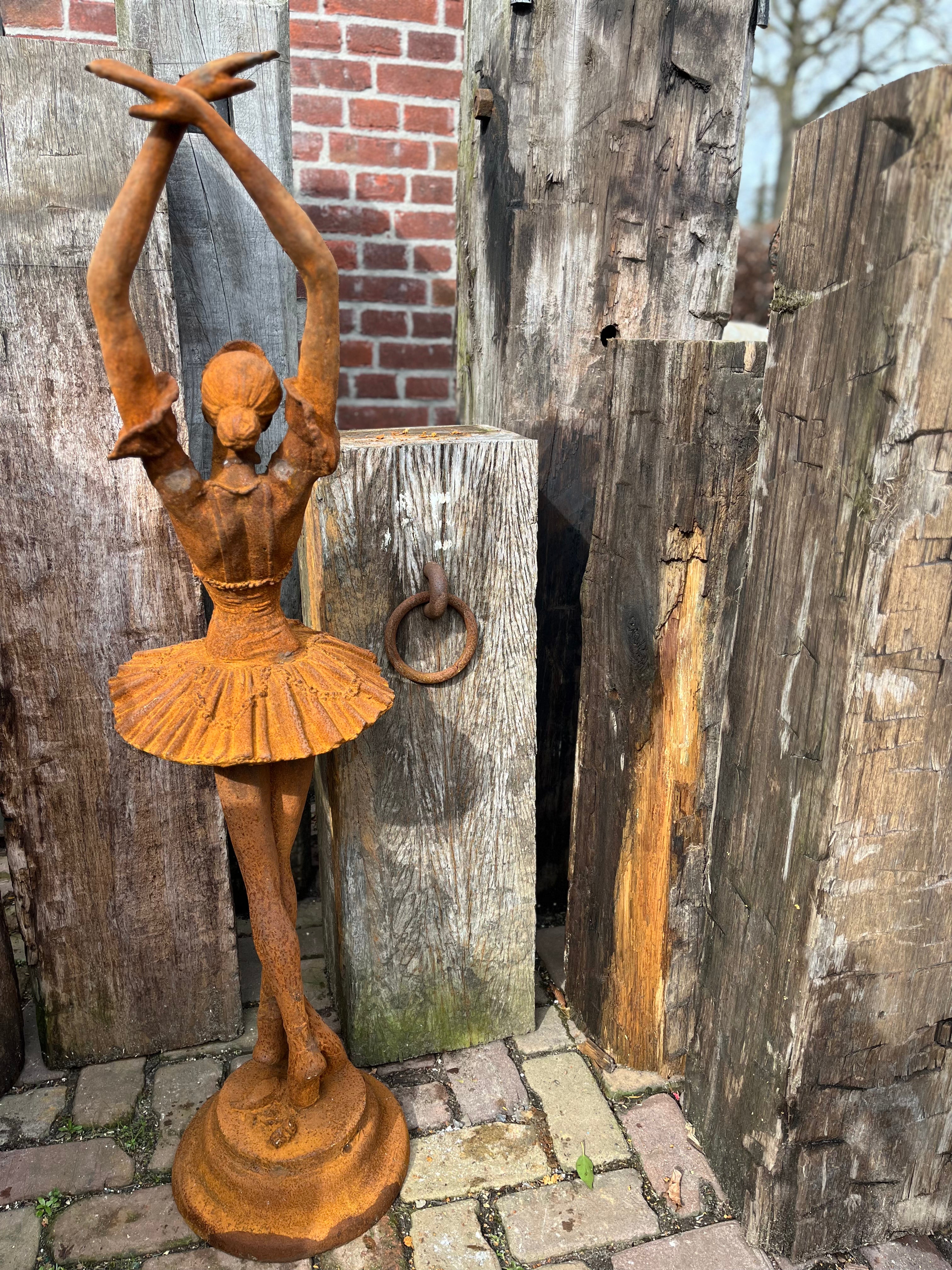 Grote ballerina rechtop staand van gietijzer in roest kleur - Brocante bij Ingie