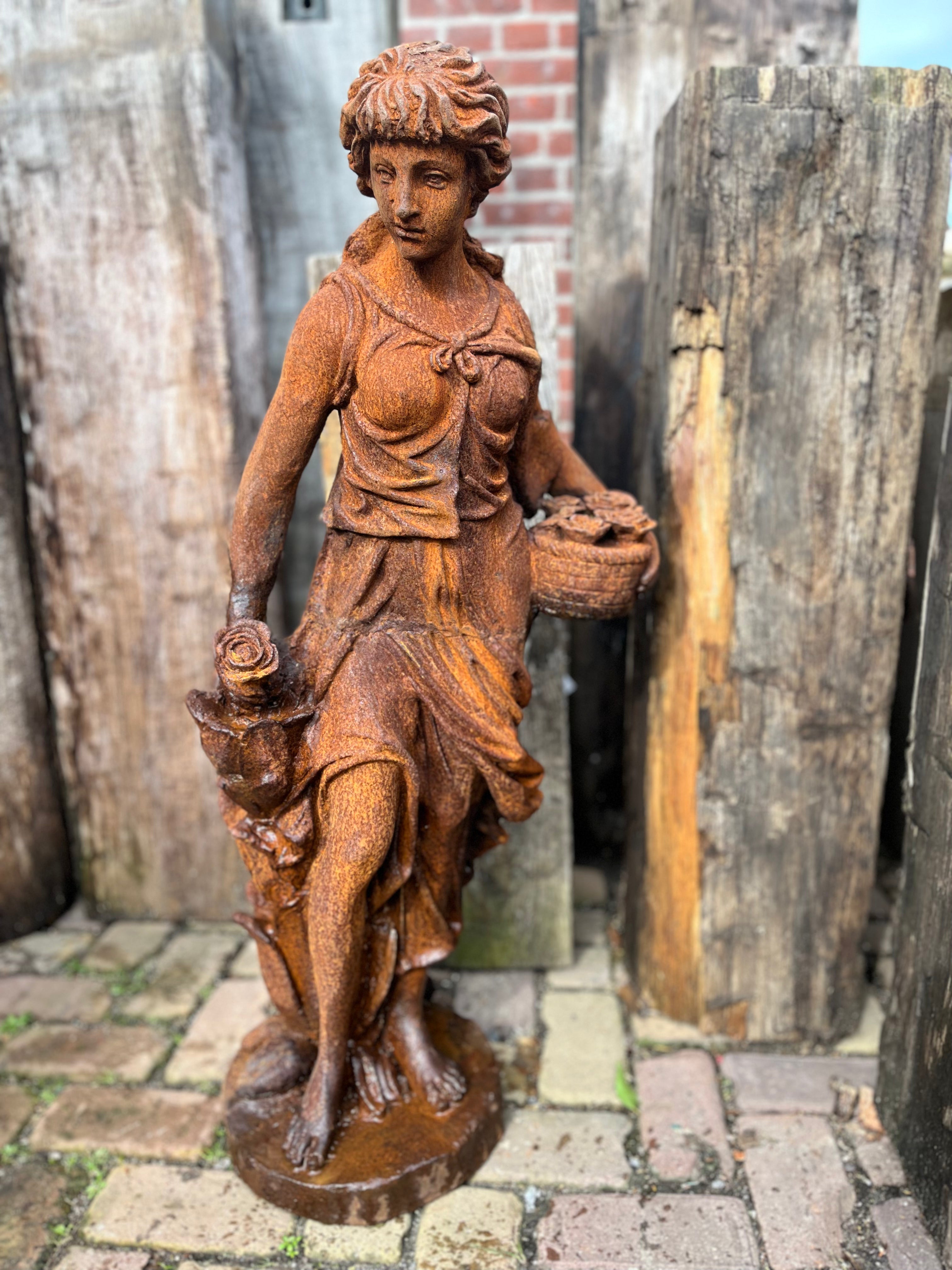 Gietijzeren vrouw met mand - Brocante bij Ingie