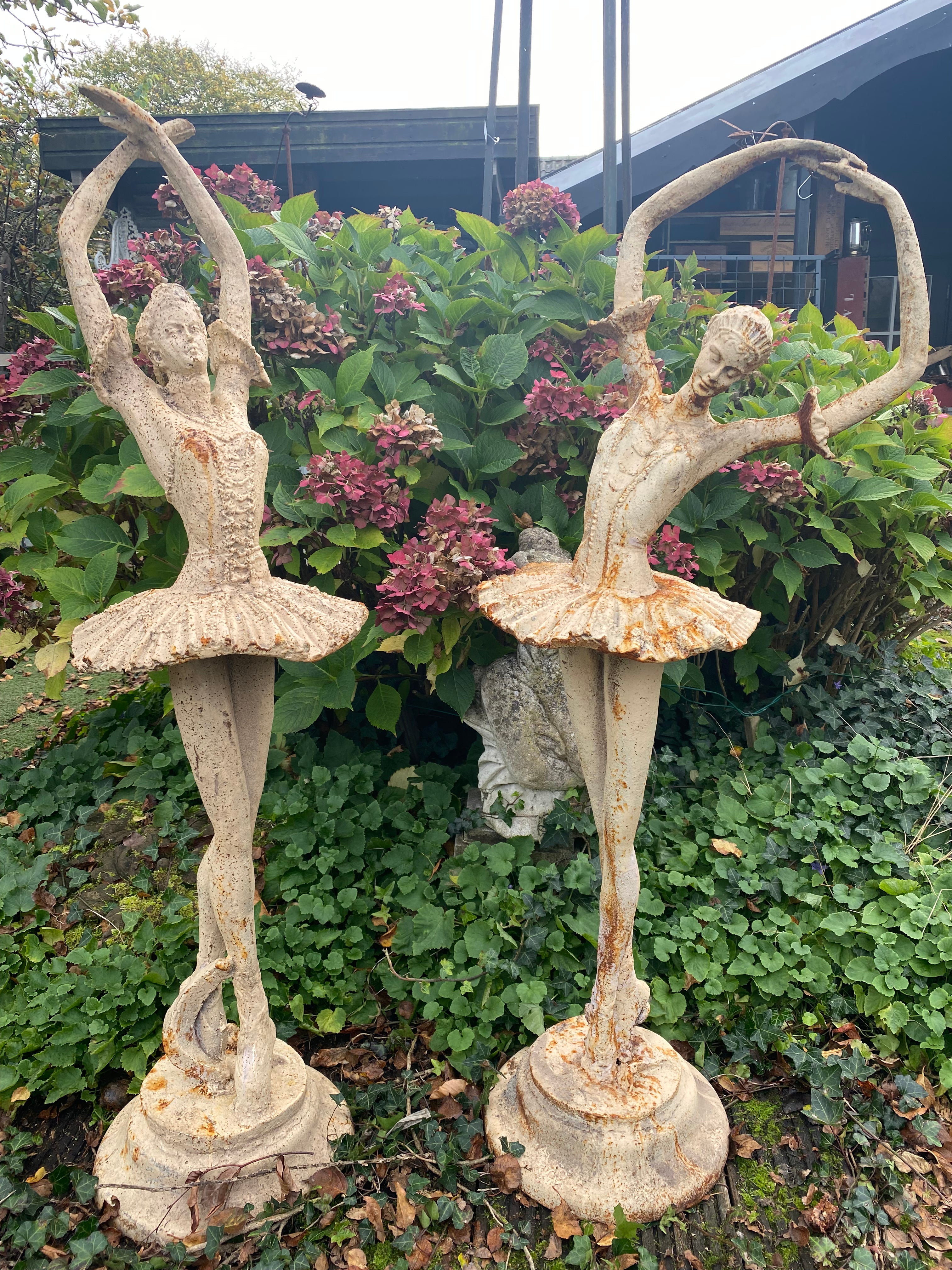 Set van 2 grote ballerina's van gietijzer in wit/roest kleur - Brocante bij Ingie