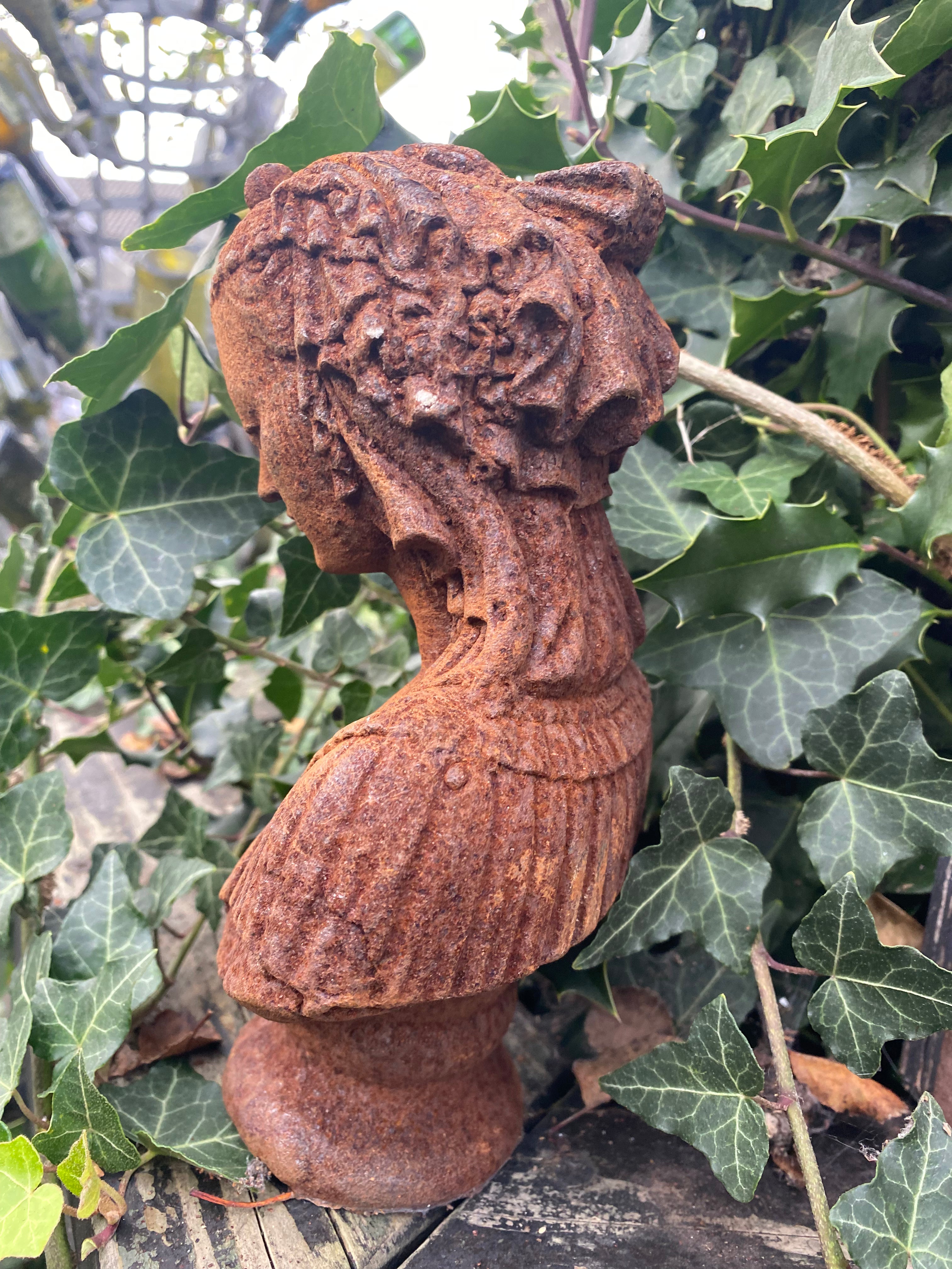 kleine buste van gietijzer vrouw met sluier - Brocante bij Ingie