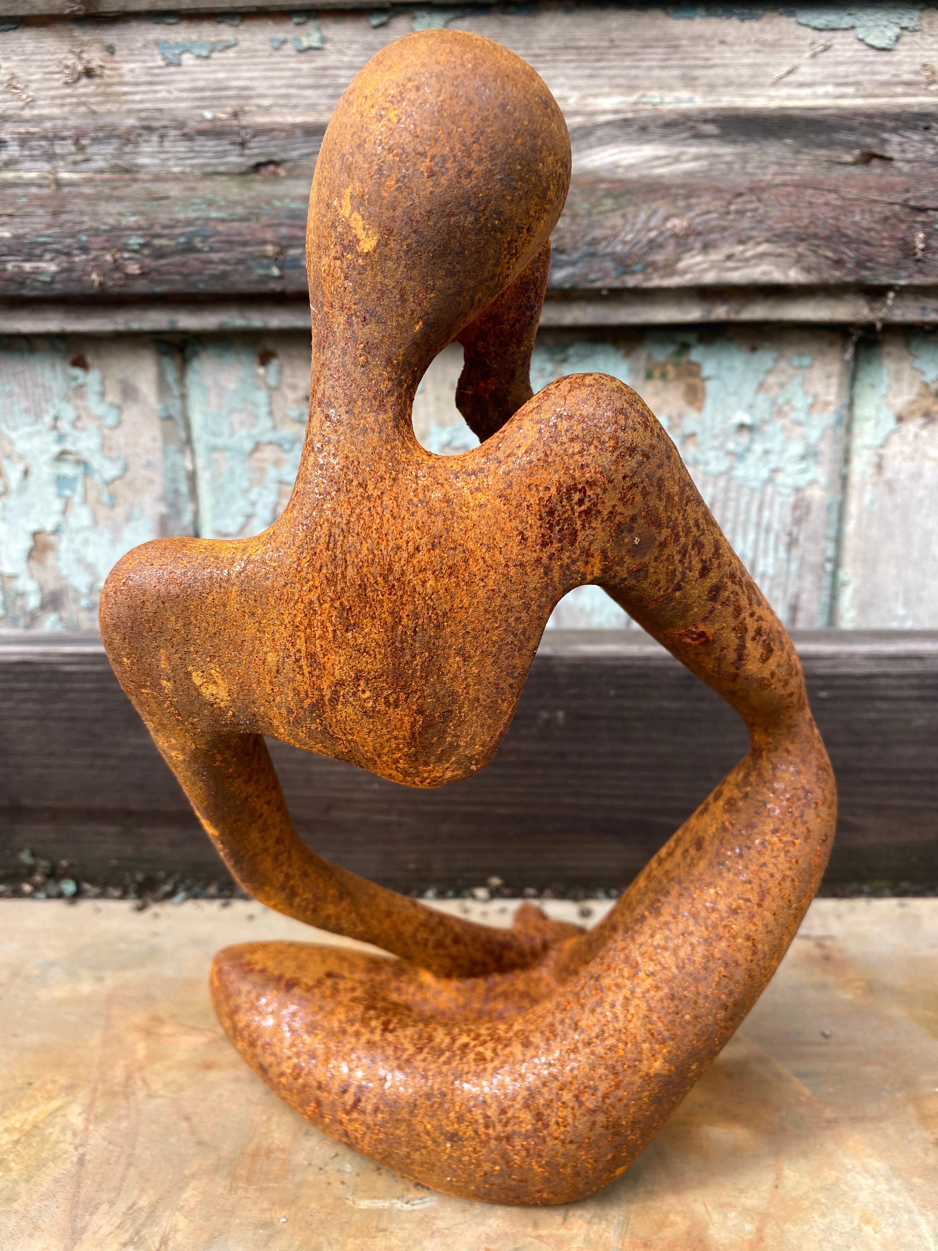 Prachtig abstract beeldje van gietijzer "hand op voet" - Brocante bij Ingie