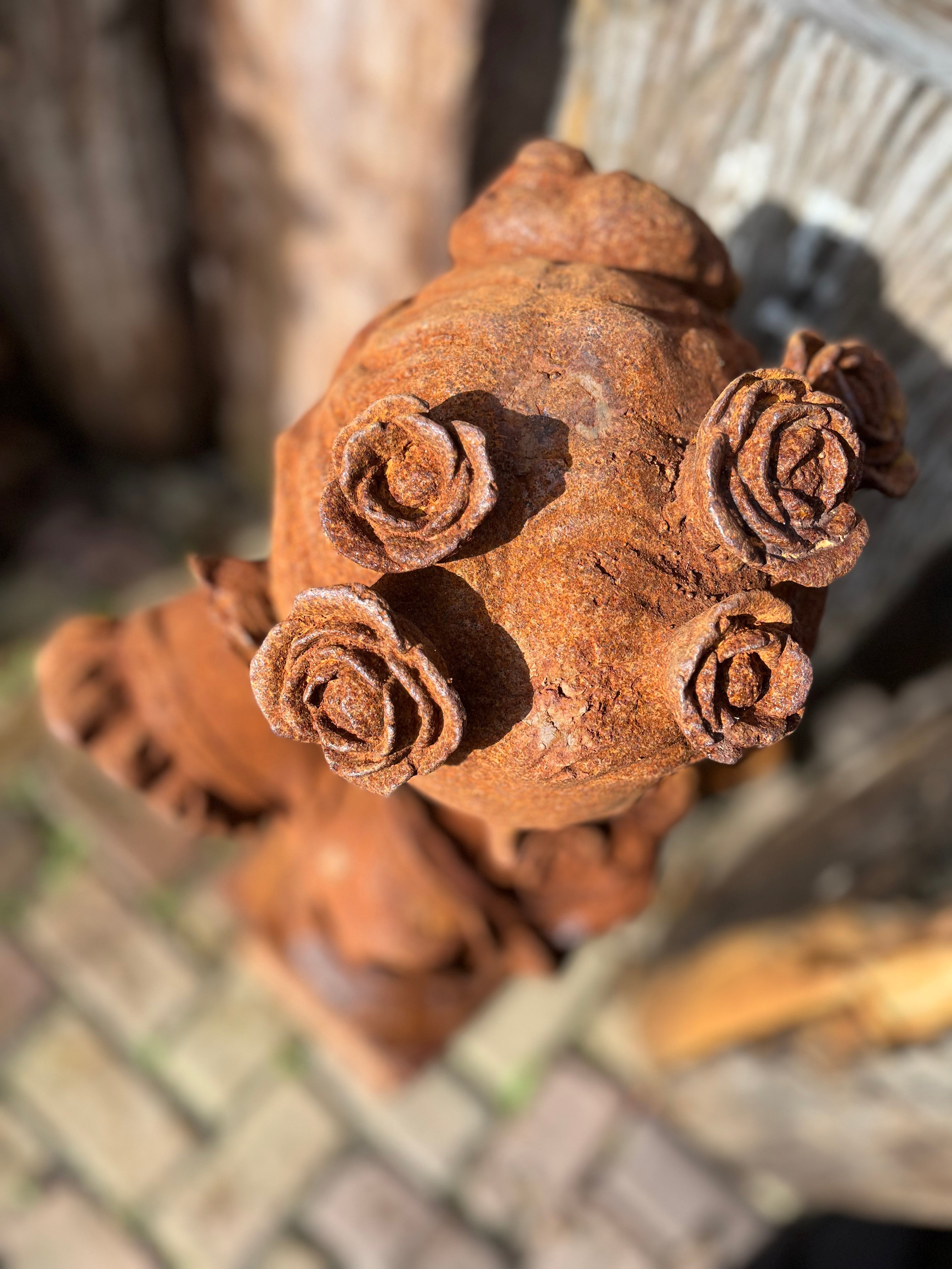 Gietijzeren buste van dame met rozen in het haar - Brocante bij Ingie