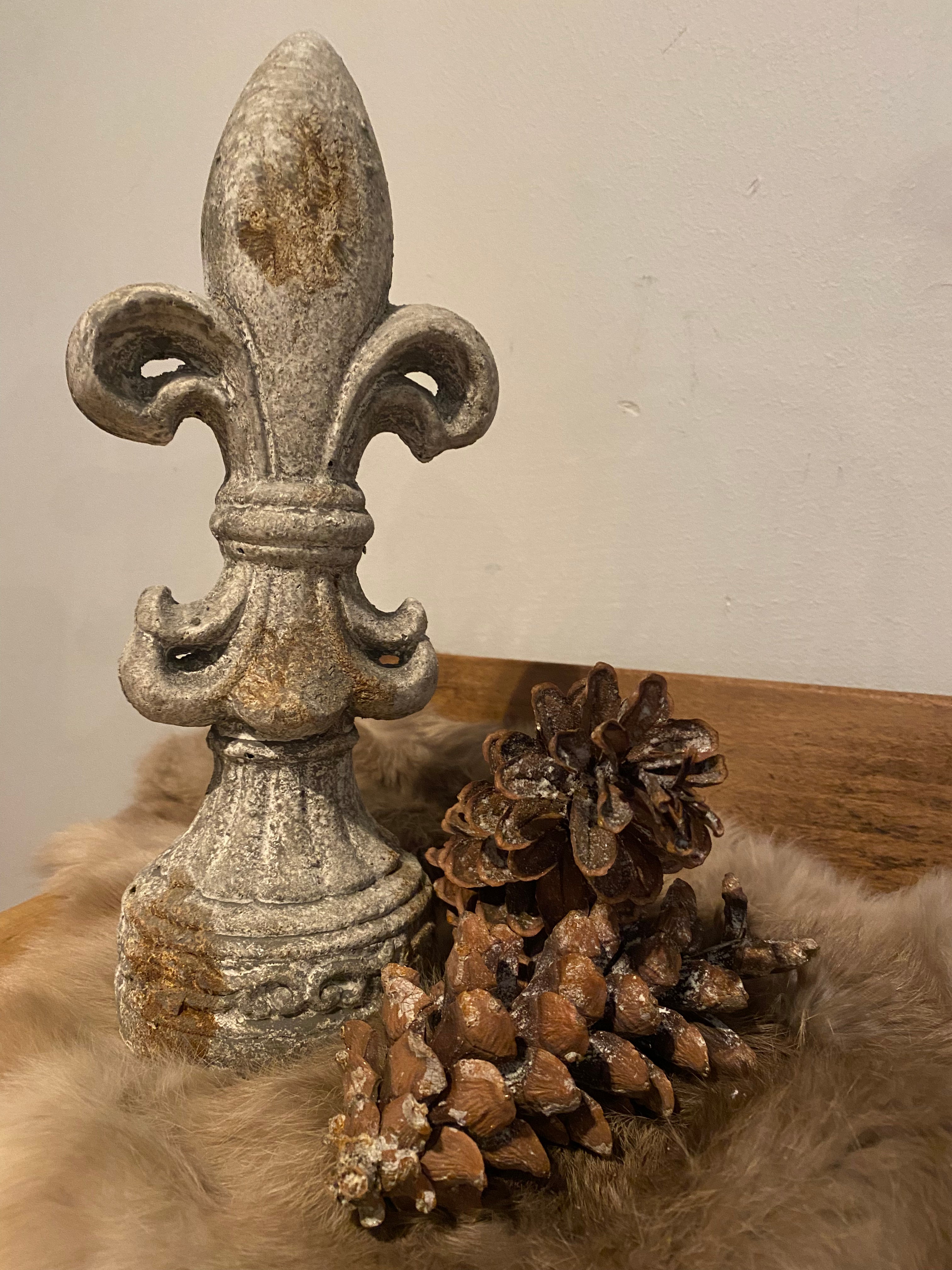 Lelie ornament van steen - Brocante bij Ingie