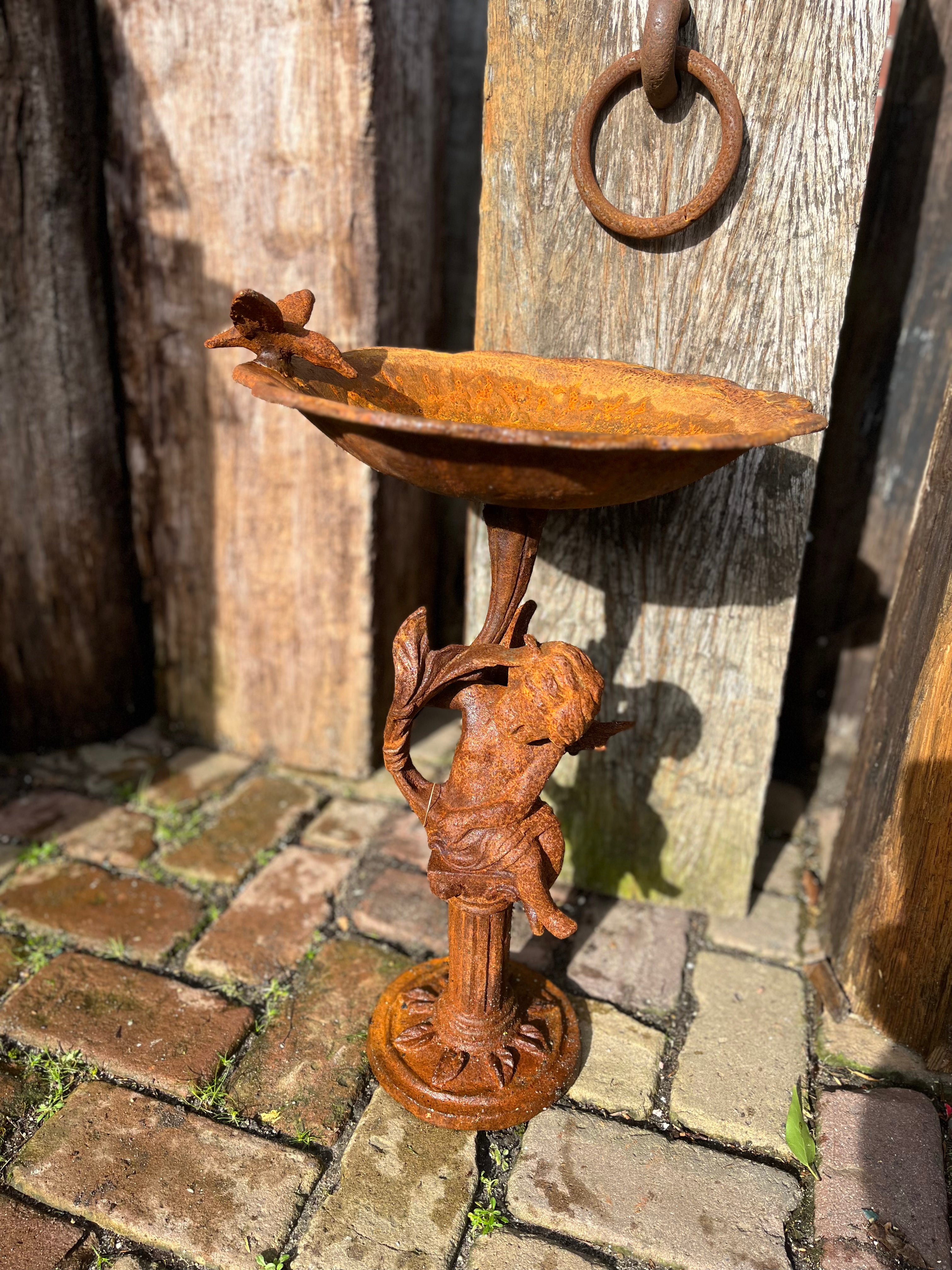 Vogel drinkbak met prachtige engel - Brocante bij Ingie