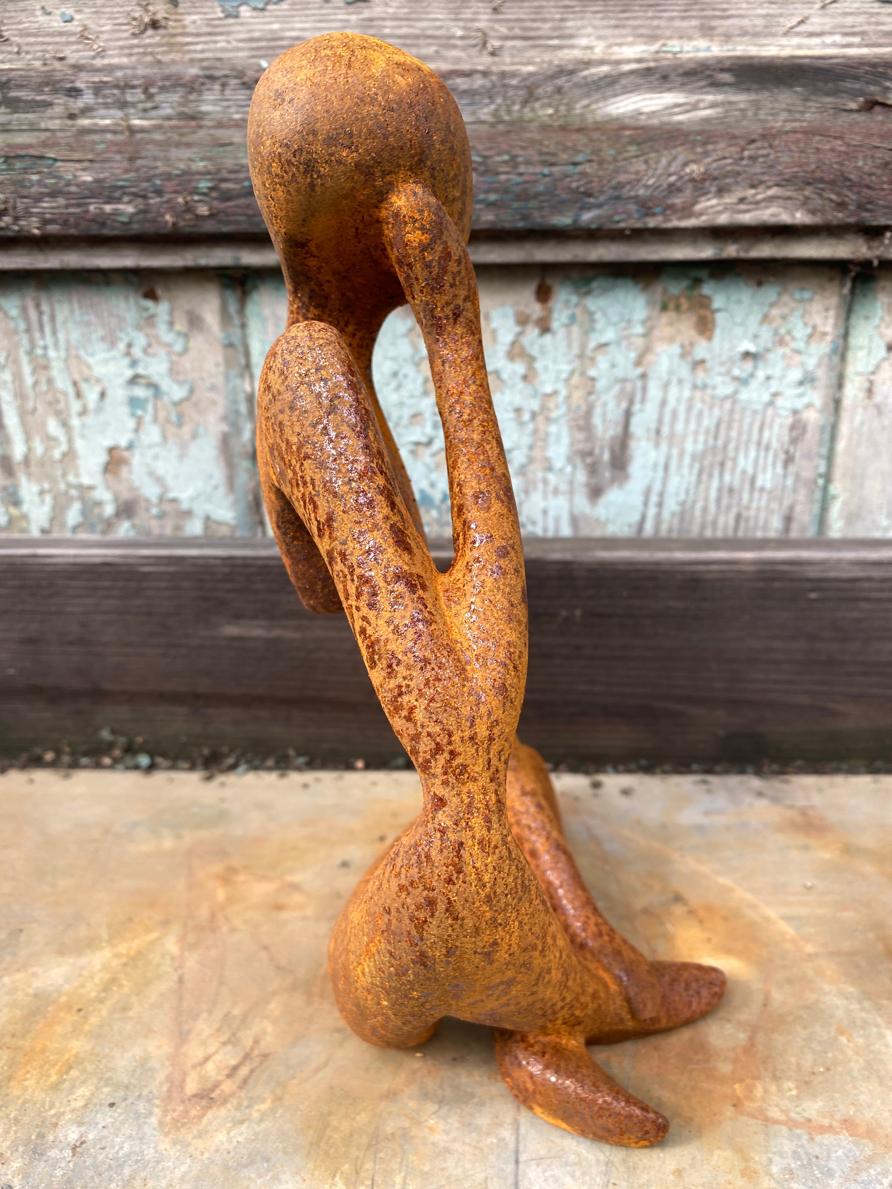 Prachtig abstract beeldje van gietijzer "hand op voet" - Brocante bij Ingie