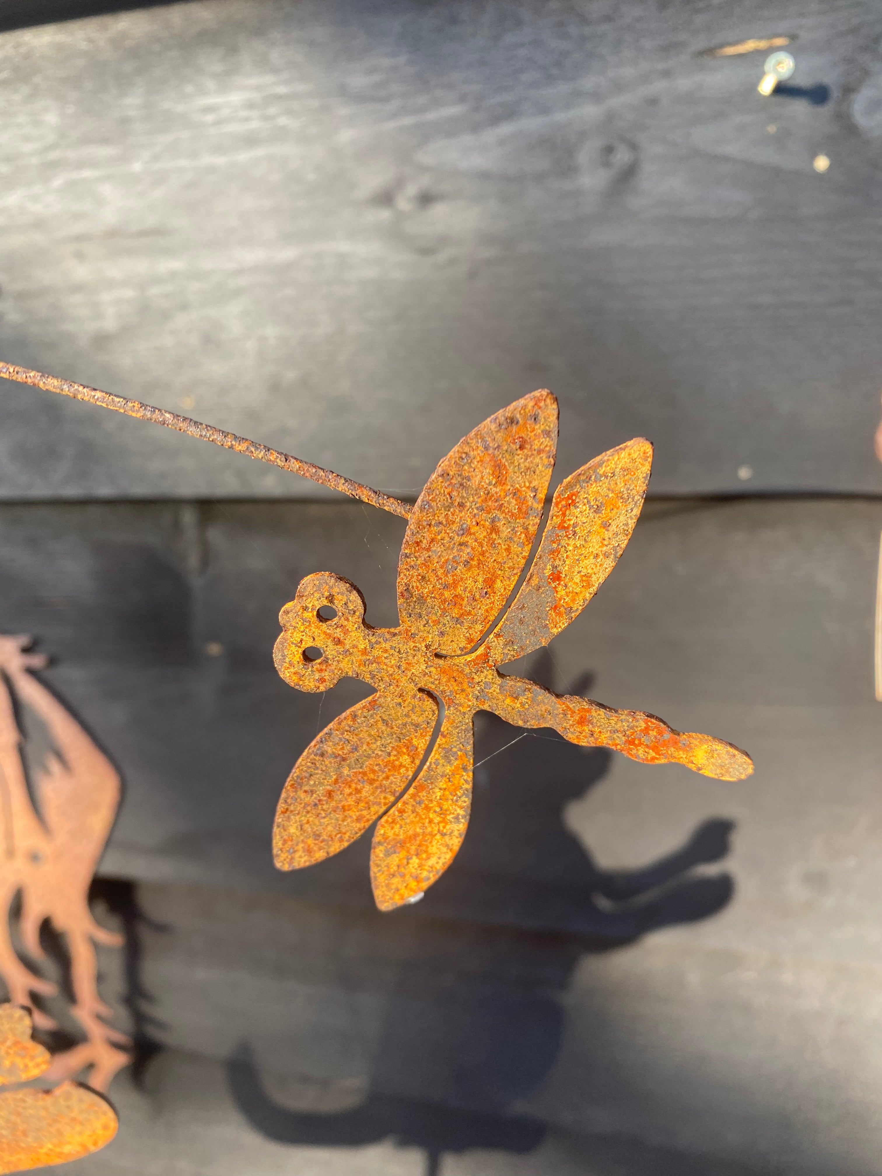 Kat met wiebelende libelle op steker - Brocante bij Ingie