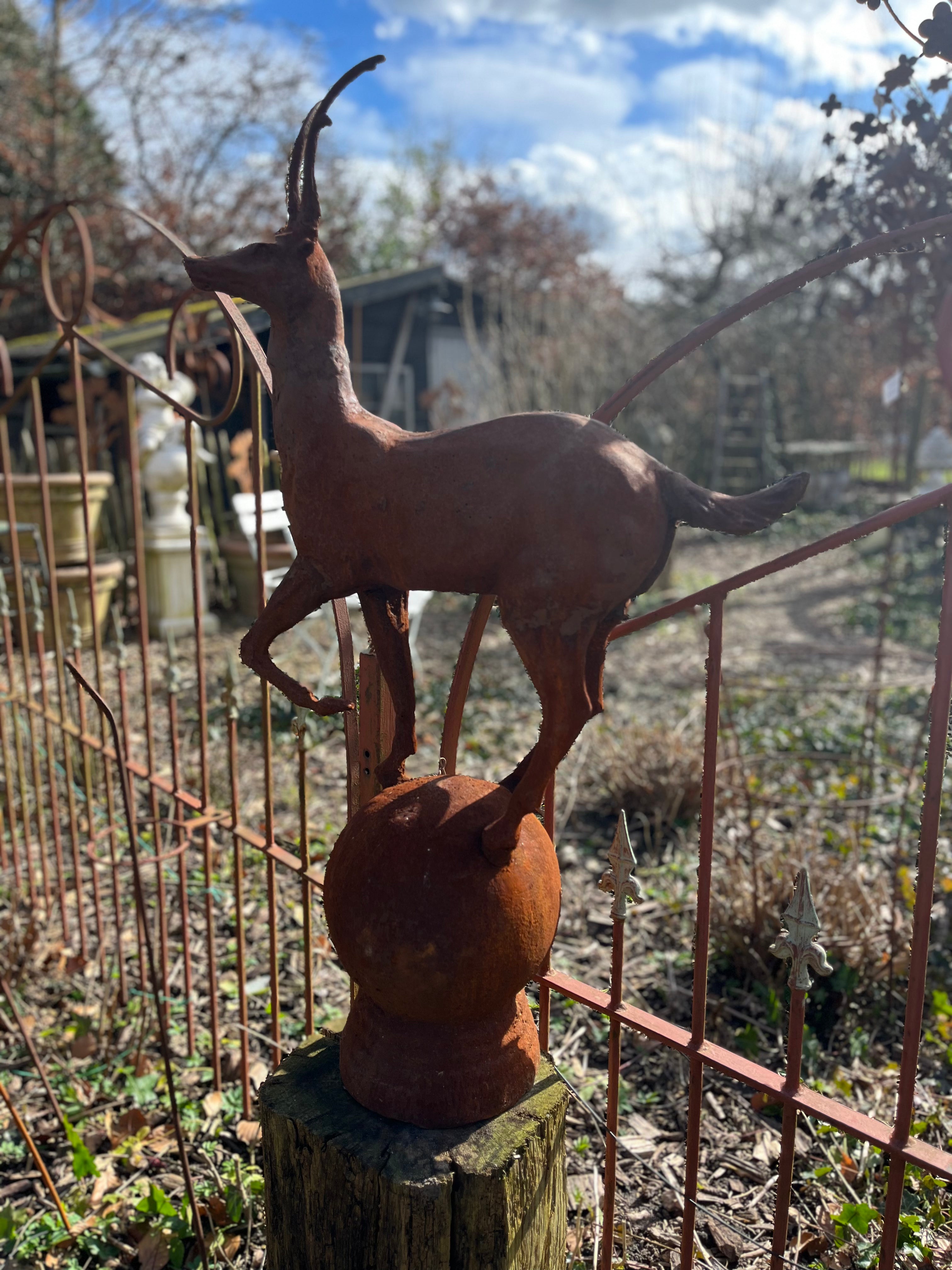 Gietijzeren hert op bol - Brocante bij Ingie