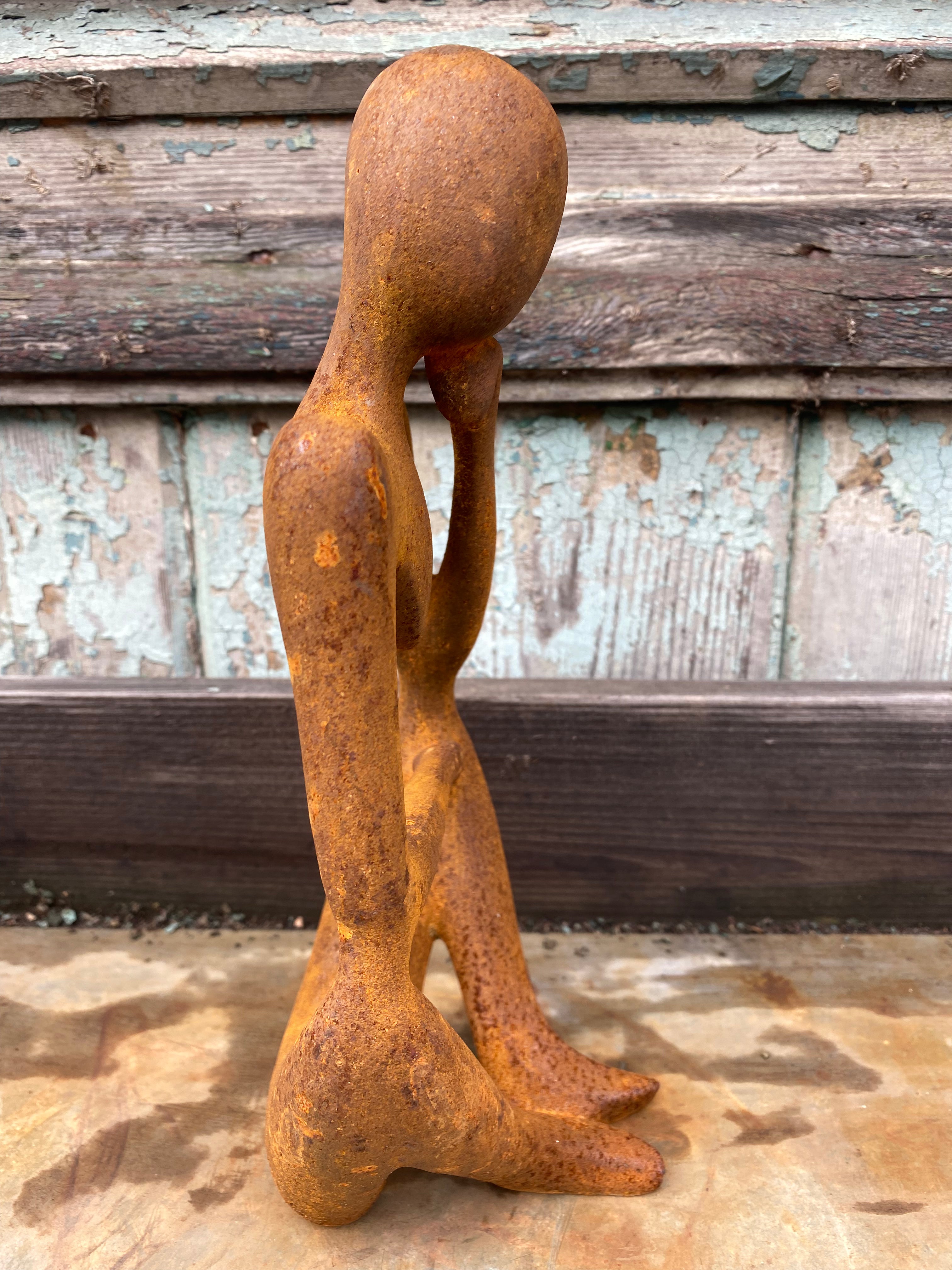 Prachtig abstract beeldje van gietijzer "hand op knie" - Brocante bij Ingie