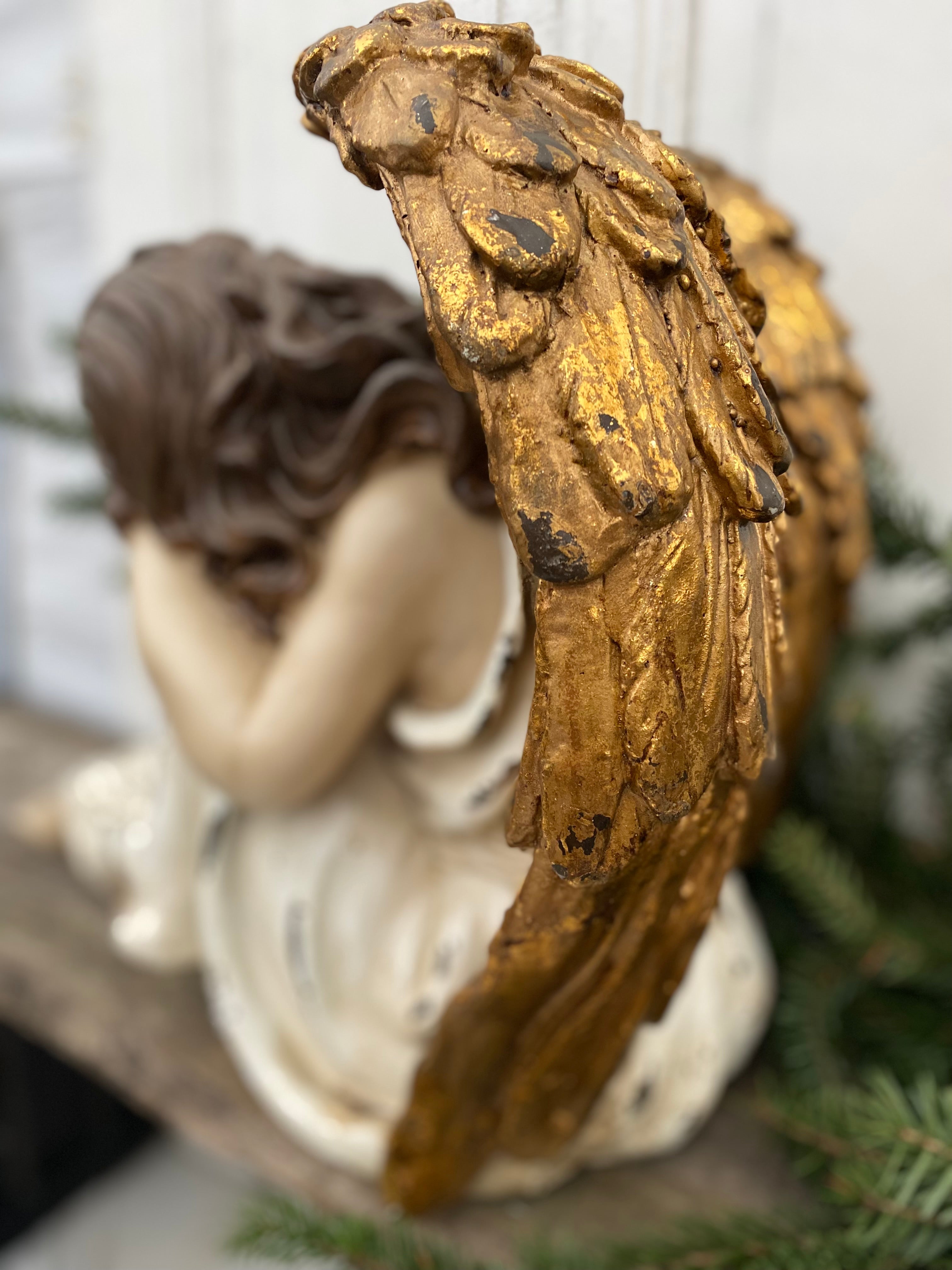 Schitterende grote engel met gouden vleugels van polystone - Brocante bij Ingie