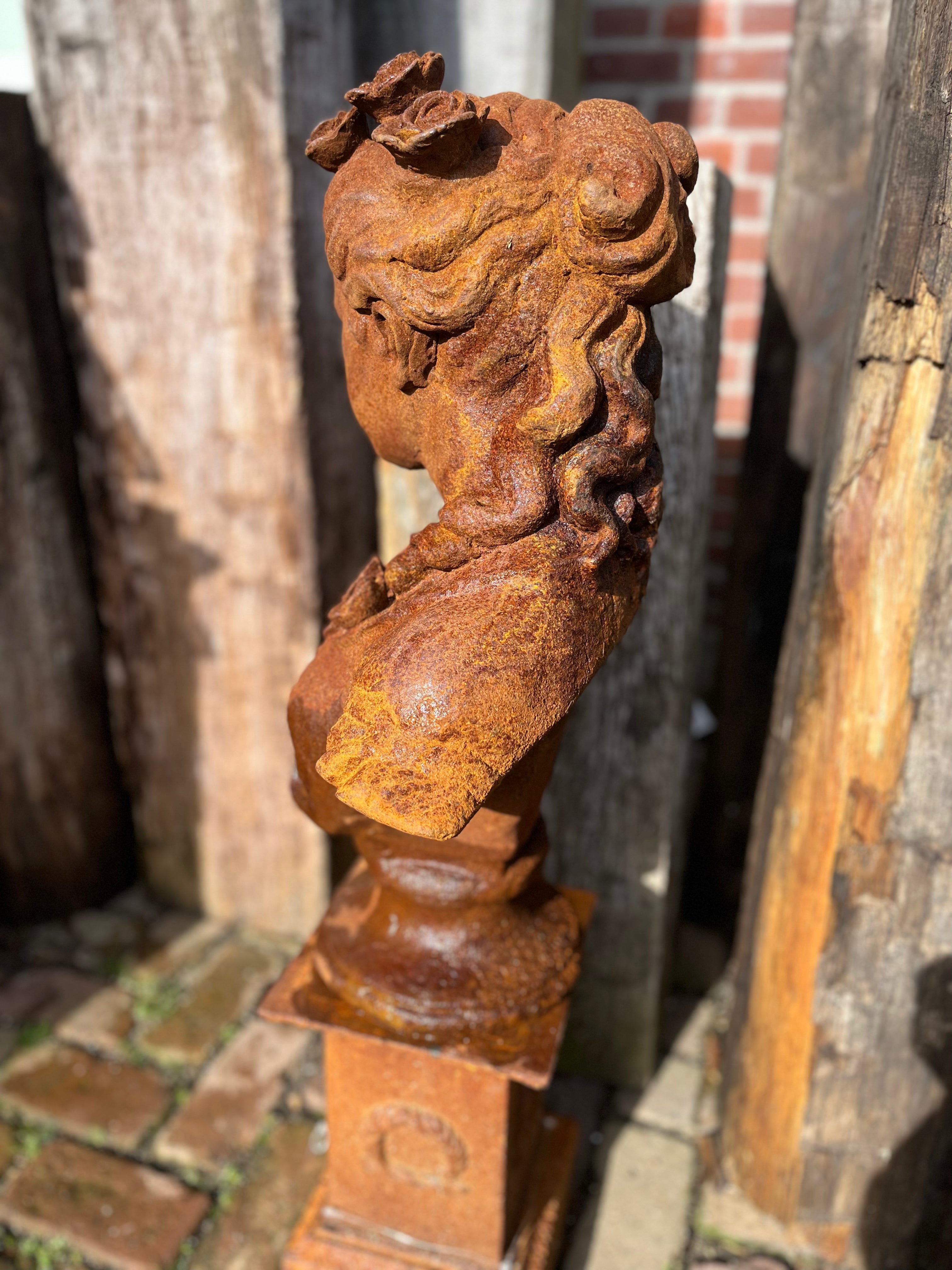 Gietijzeren buste van dame met rozen in het haar - Brocante bij Ingie