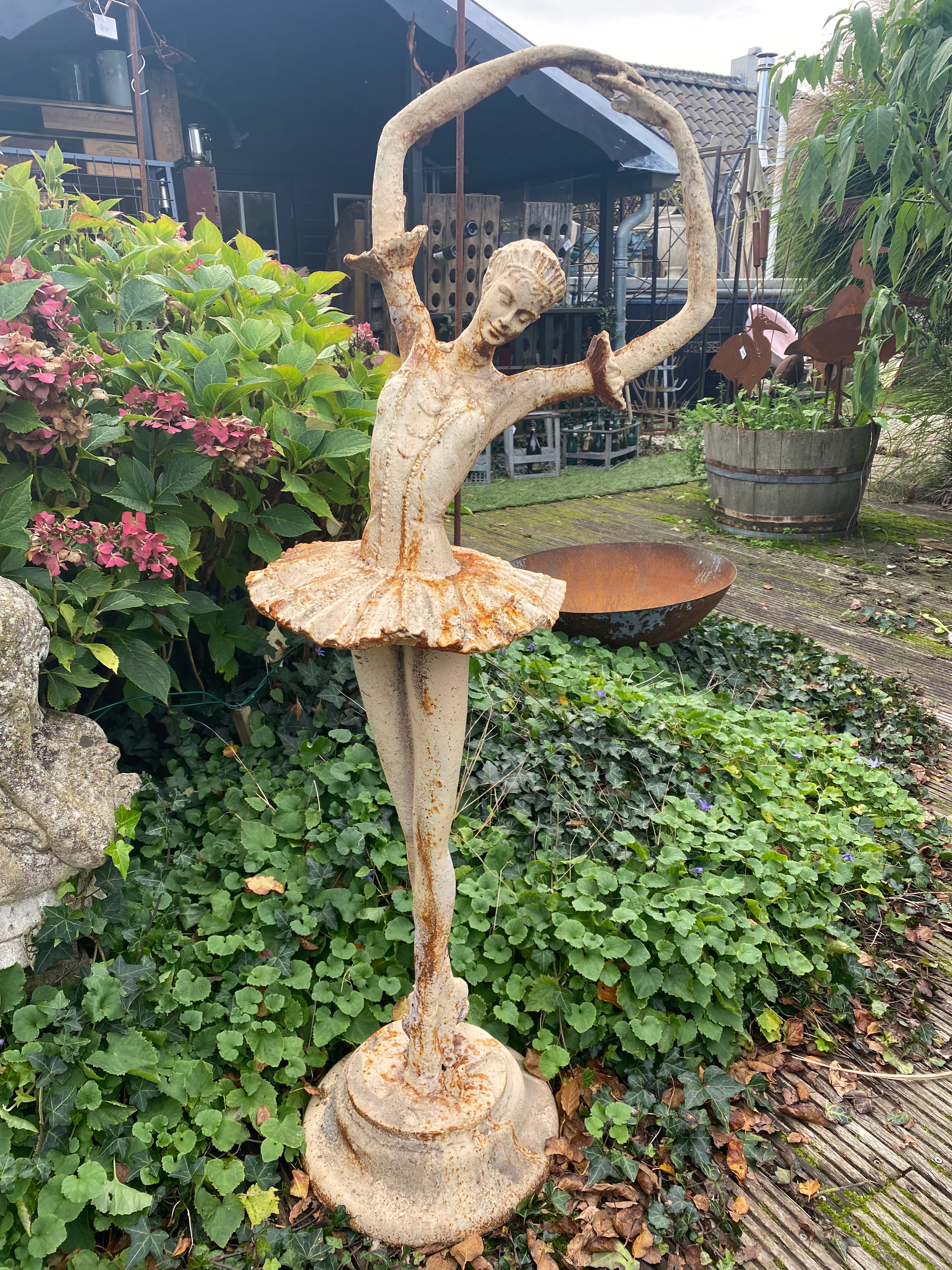 Grote ballerina reikt met armen opzij van gietijzer in wit/roest - Brocante bij Ingie