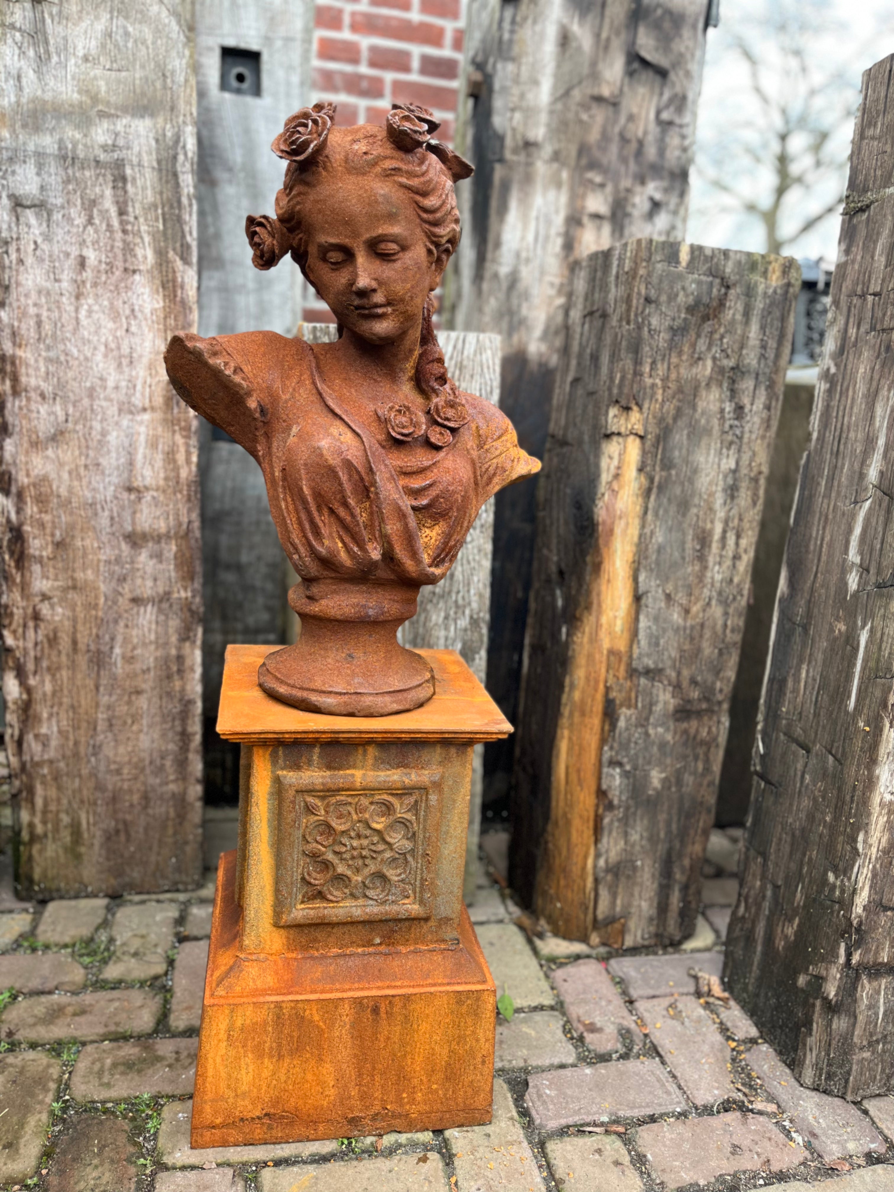 Gietijzeren buste van dame met rozen in het haar - Brocante bij Ingie