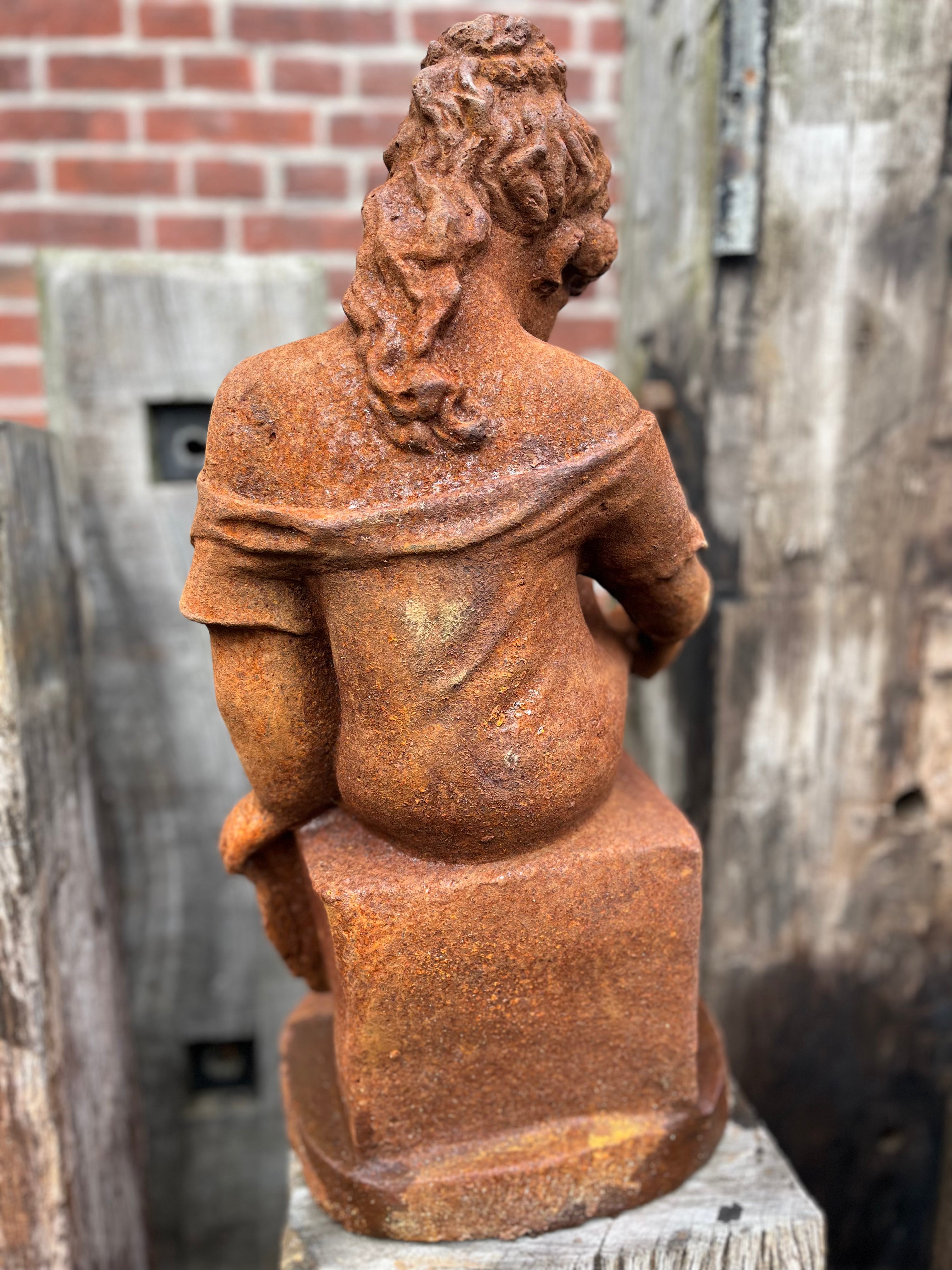 Gietijzeren beeld van kind met voetenbadje - Brocante bij Ingie