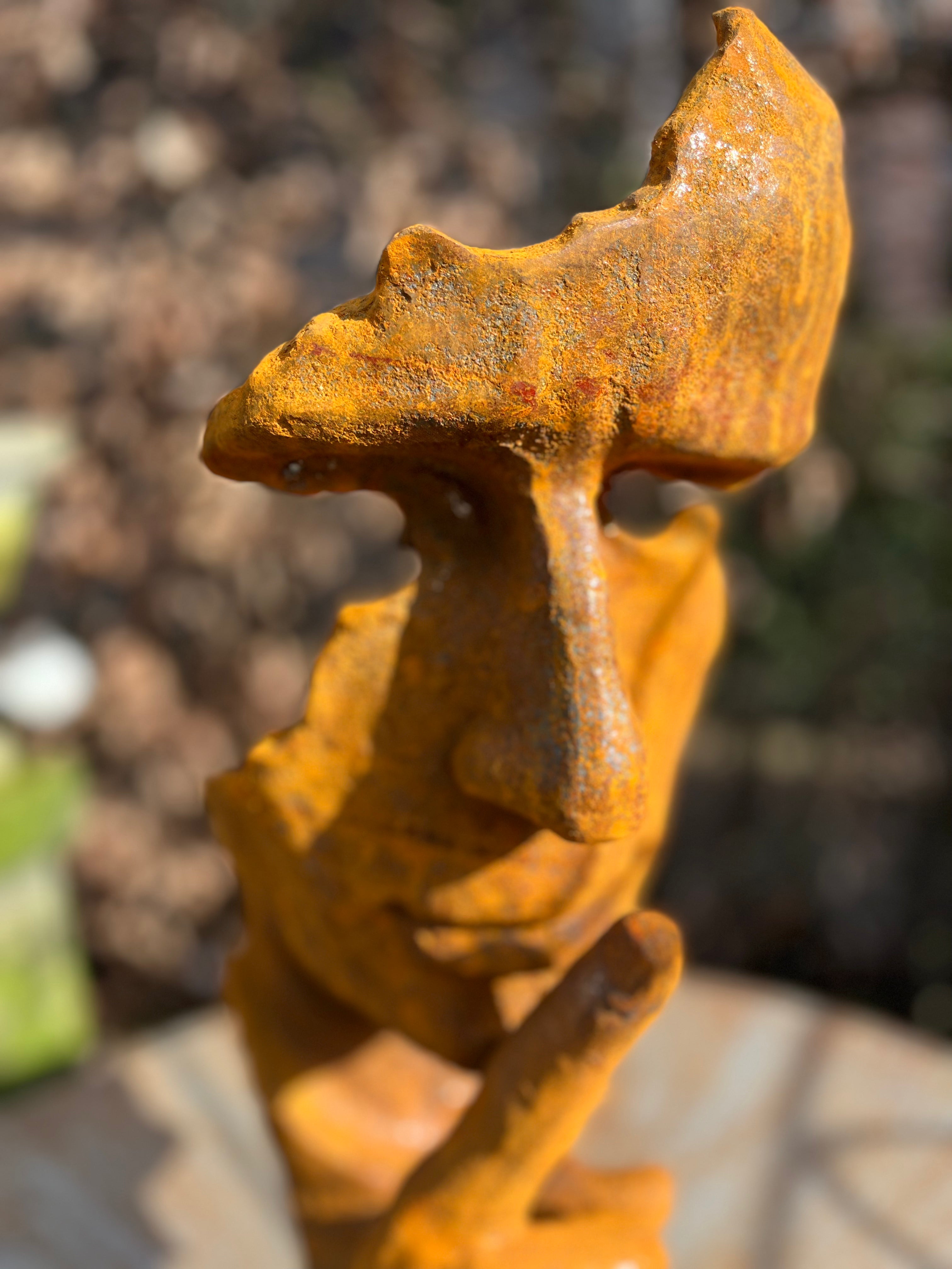 Groot gietijzeren tuinbeeld gezicht "DE FLUISTERAAR" - Brocante bij Ingie