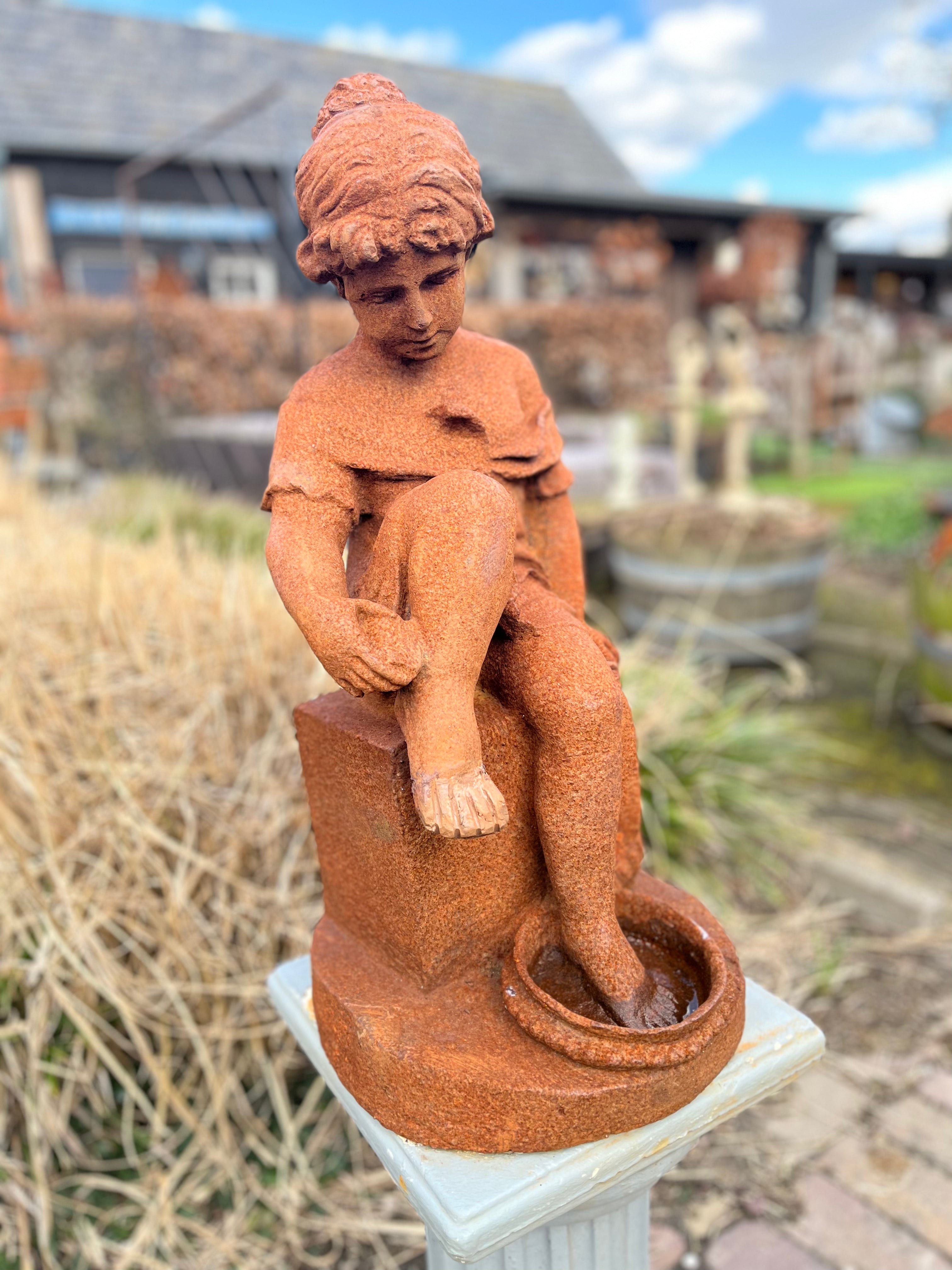 Gietijzeren beeld van kind met voetenbadje - Brocante bij Ingie
