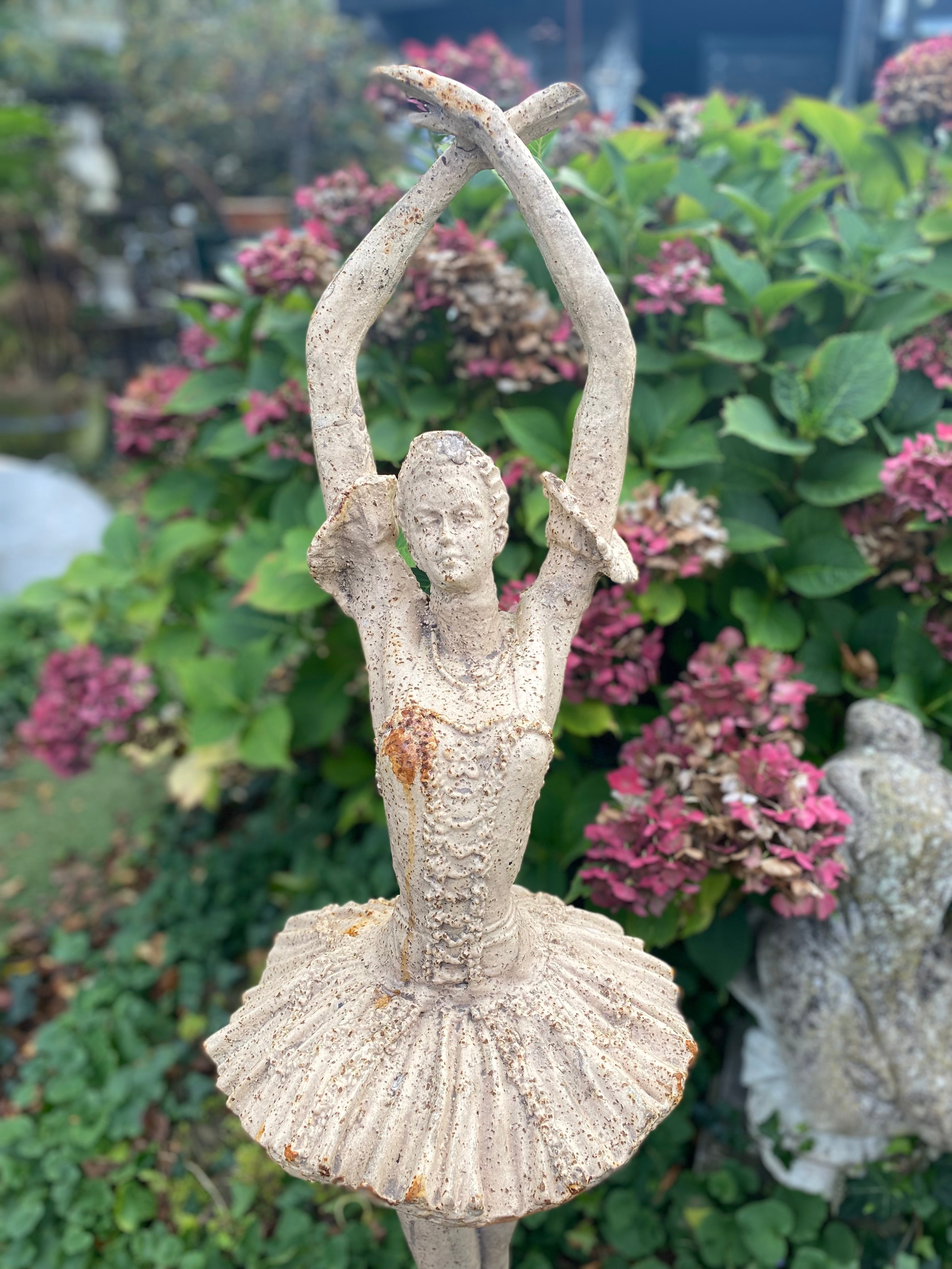 Grote ballerina rechtop staand van gietijzer in wit/roest - Brocante bij Ingie