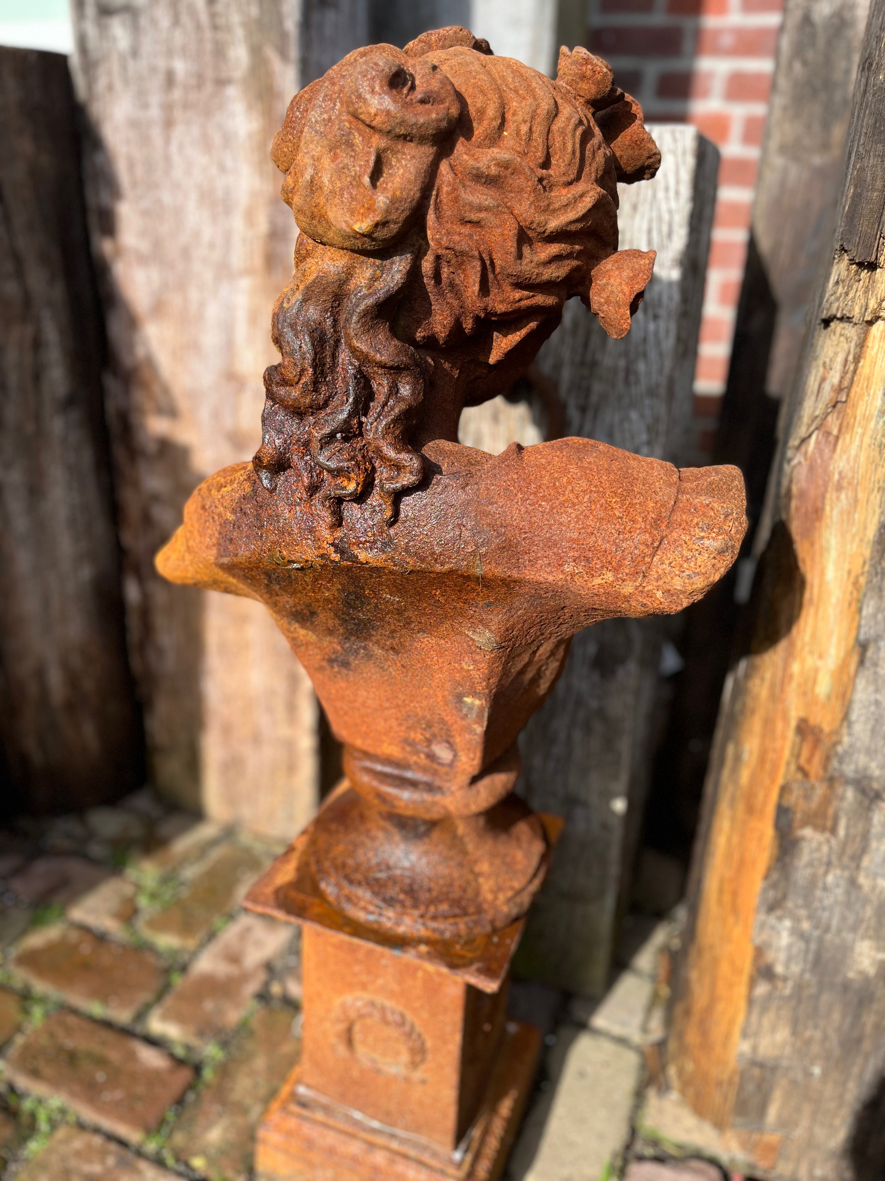 Gietijzeren buste van dame met rozen in het haar - Brocante bij Ingie