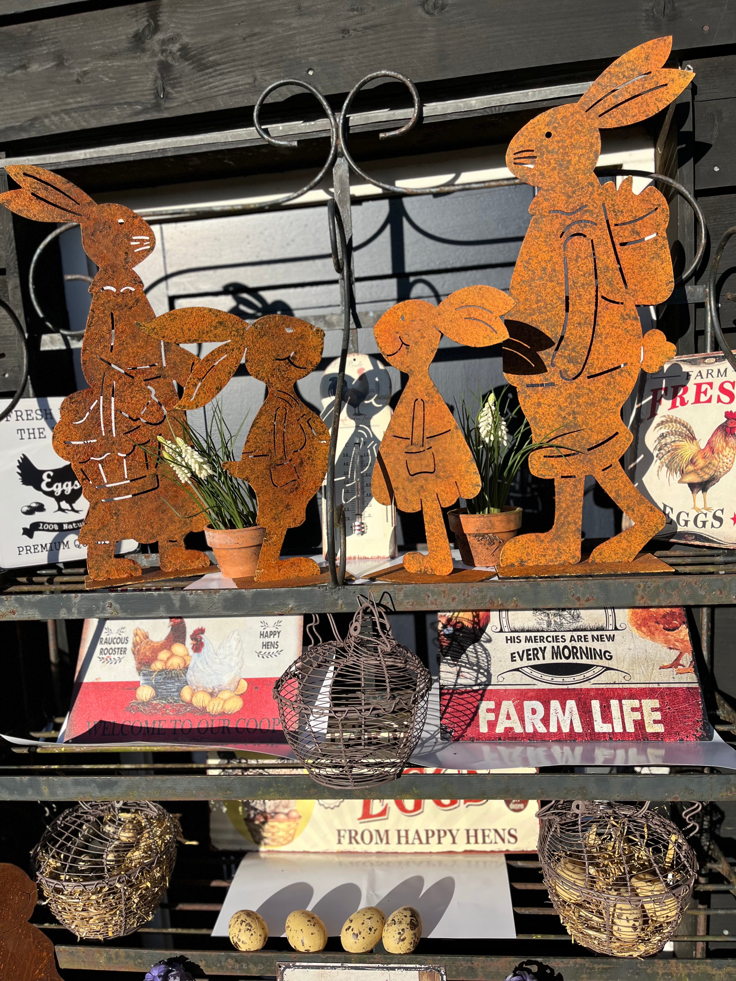 Set van vrolijke hazen familie van metaal roestkleur op plaat - Brocante bij Ingie